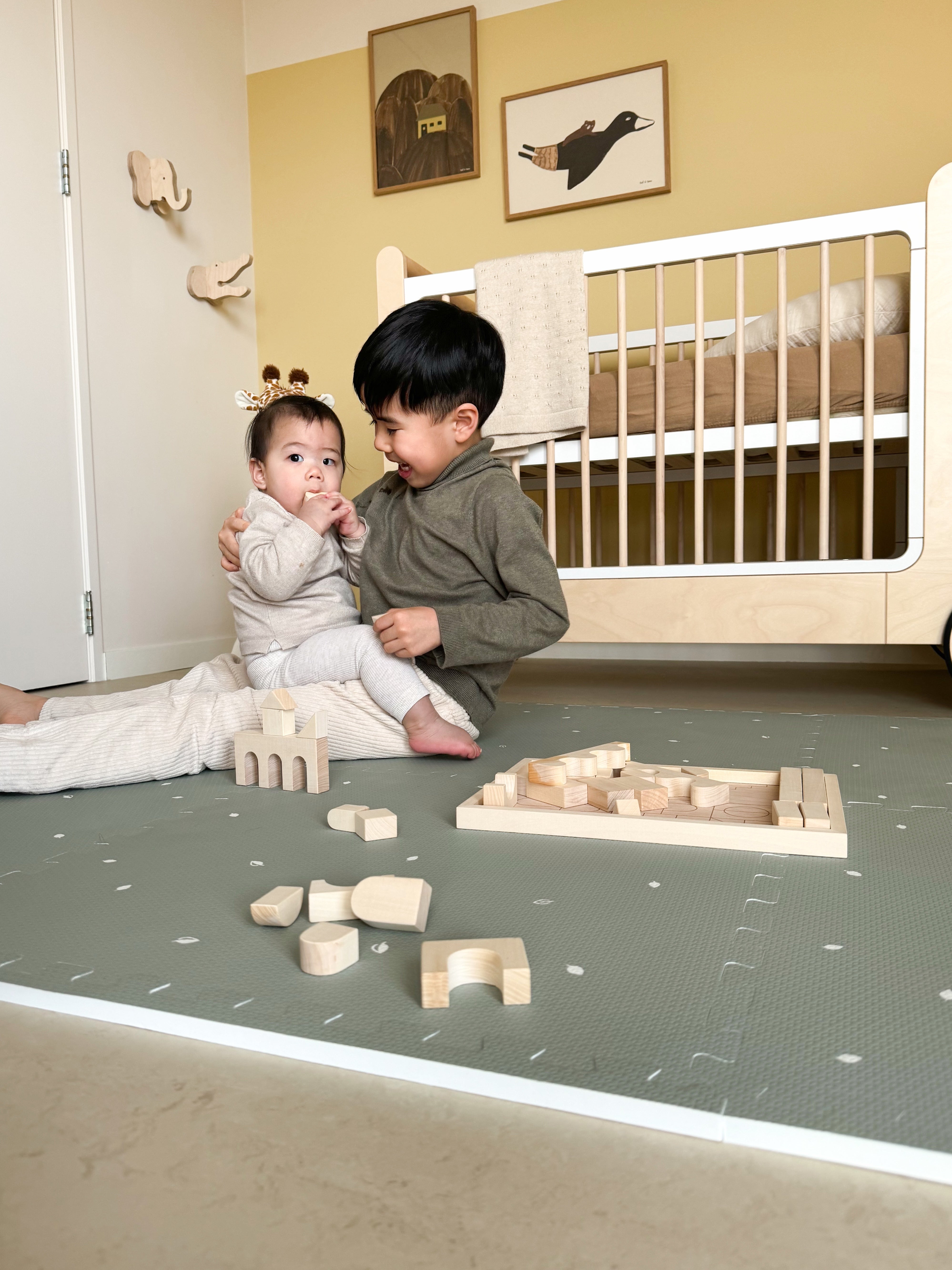 Baby puzzelmat Olive Sage. Bevordert motorische vaardigheden zoals rollen en kruipen. Hygiënisch, CE & REACH gecertificeerd en veilig.