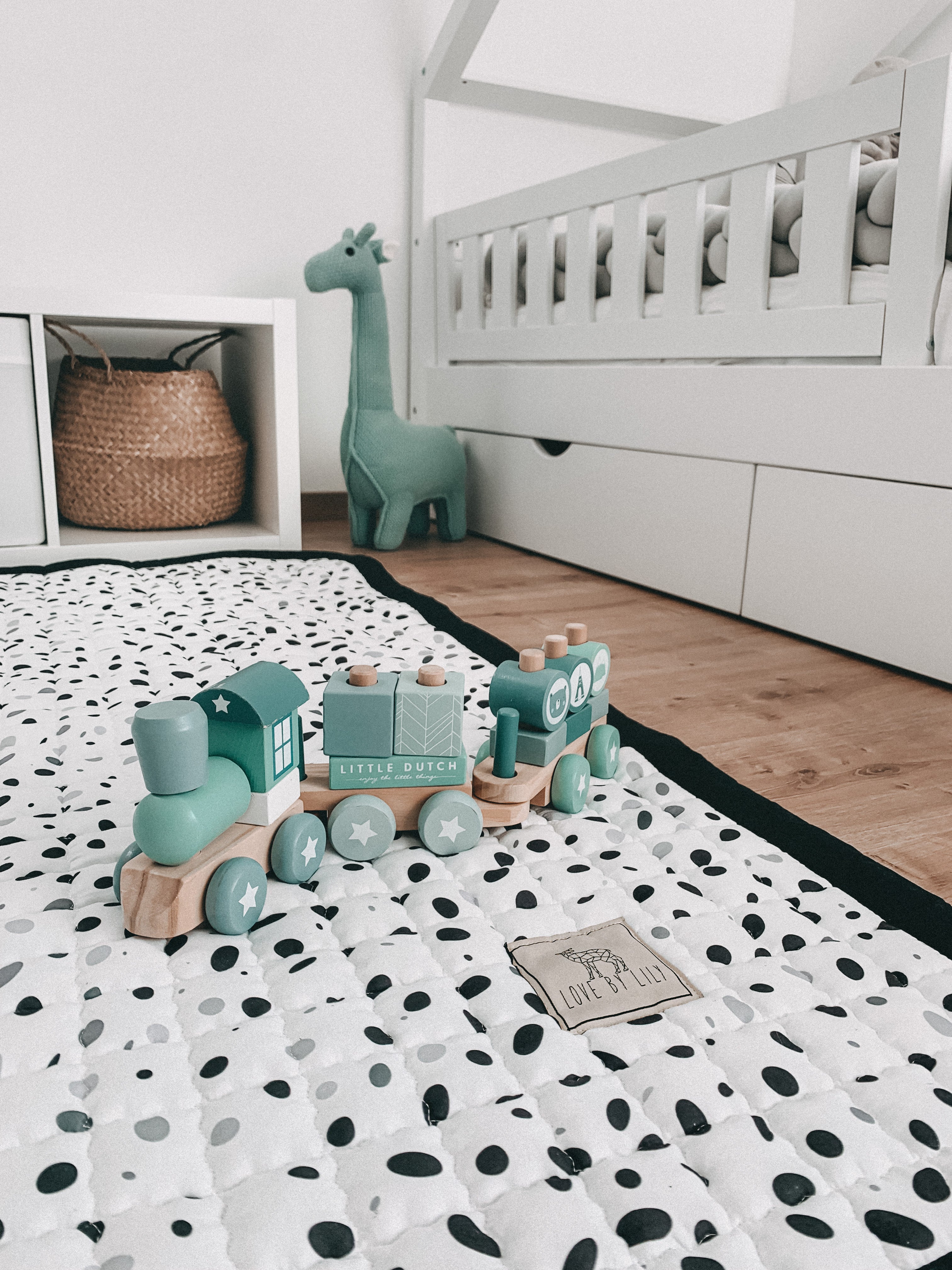 Speelkleed met een minimalistisch stenenpatroon – voelt als een rustig grindpad voor kleintjes.