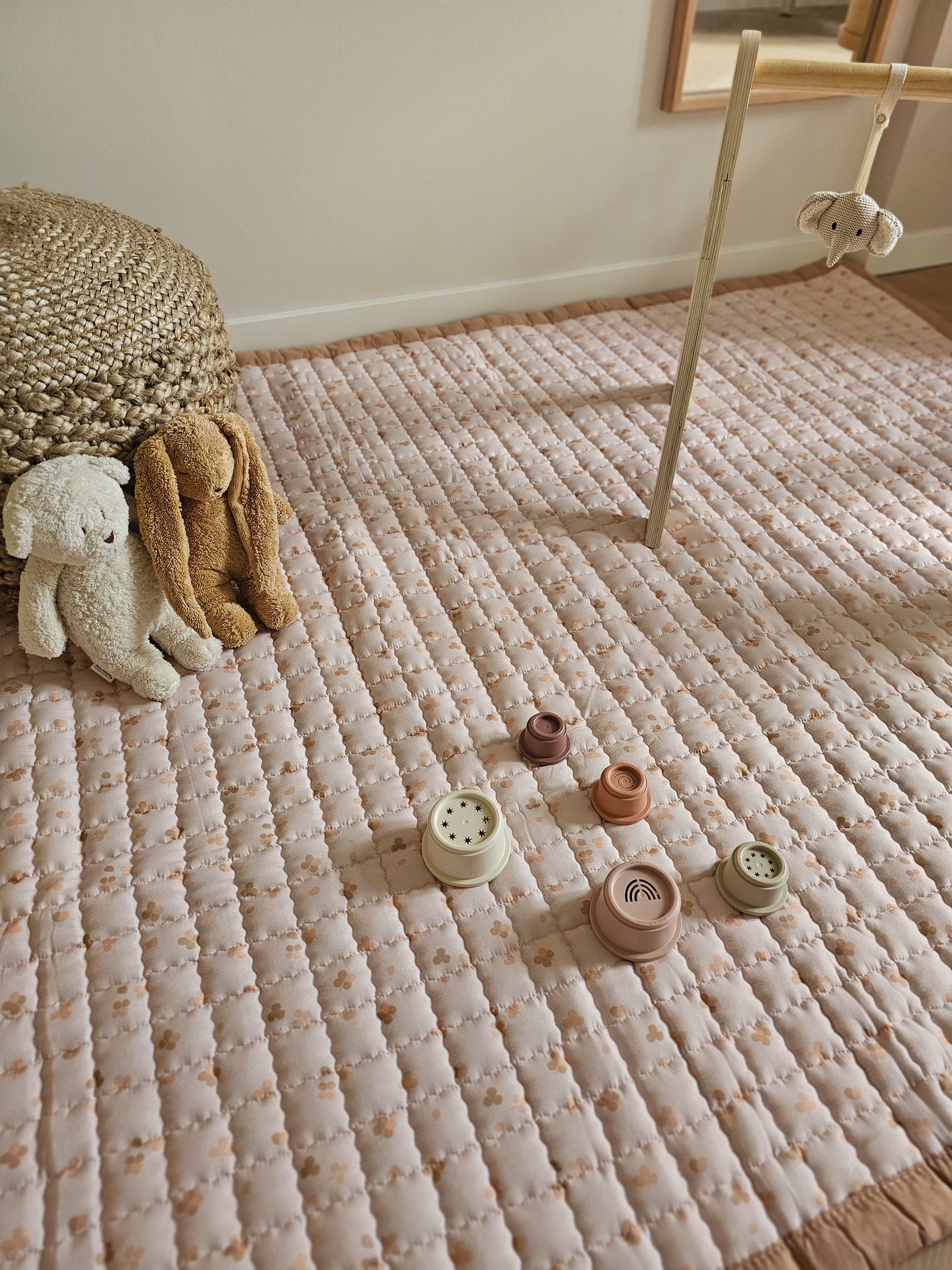 Comfortabel speelkleed Sandy Clovers – ondersteunt motorische ontwikkeling voor baby's vanaf 3 maanden.