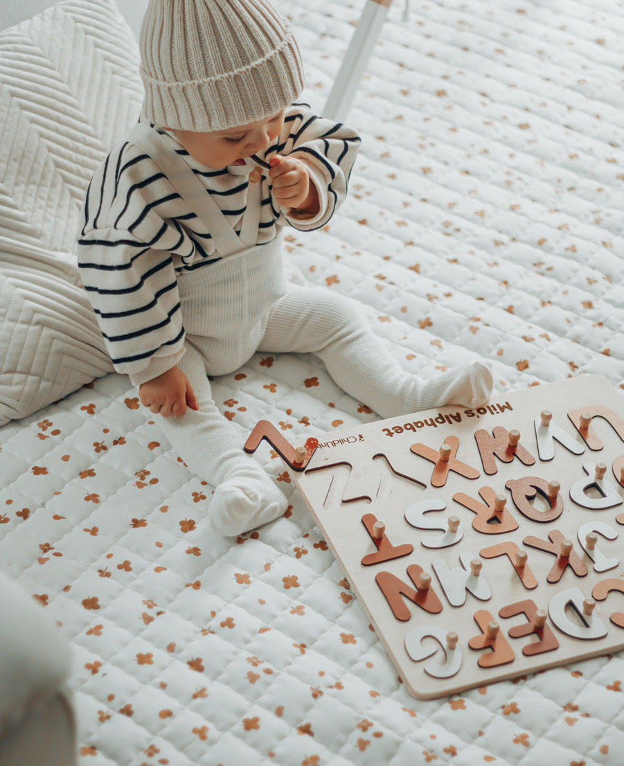 Speelkleed met een fris klaverpatroon – warm, licht en uitnodigend om op te spelen.
