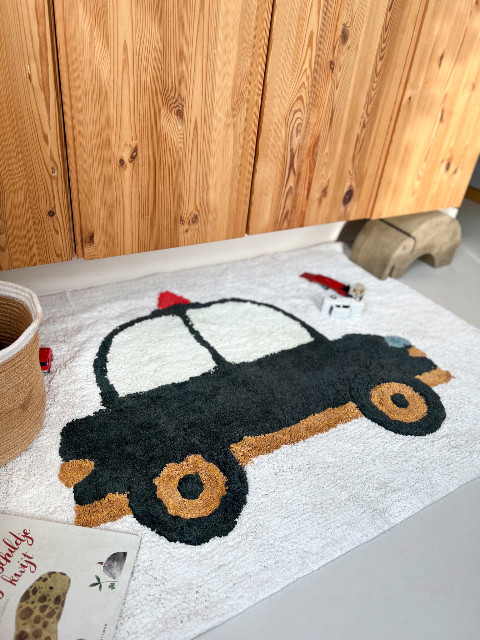 Kinder vloerkleed met politieauto in zwart en geel details