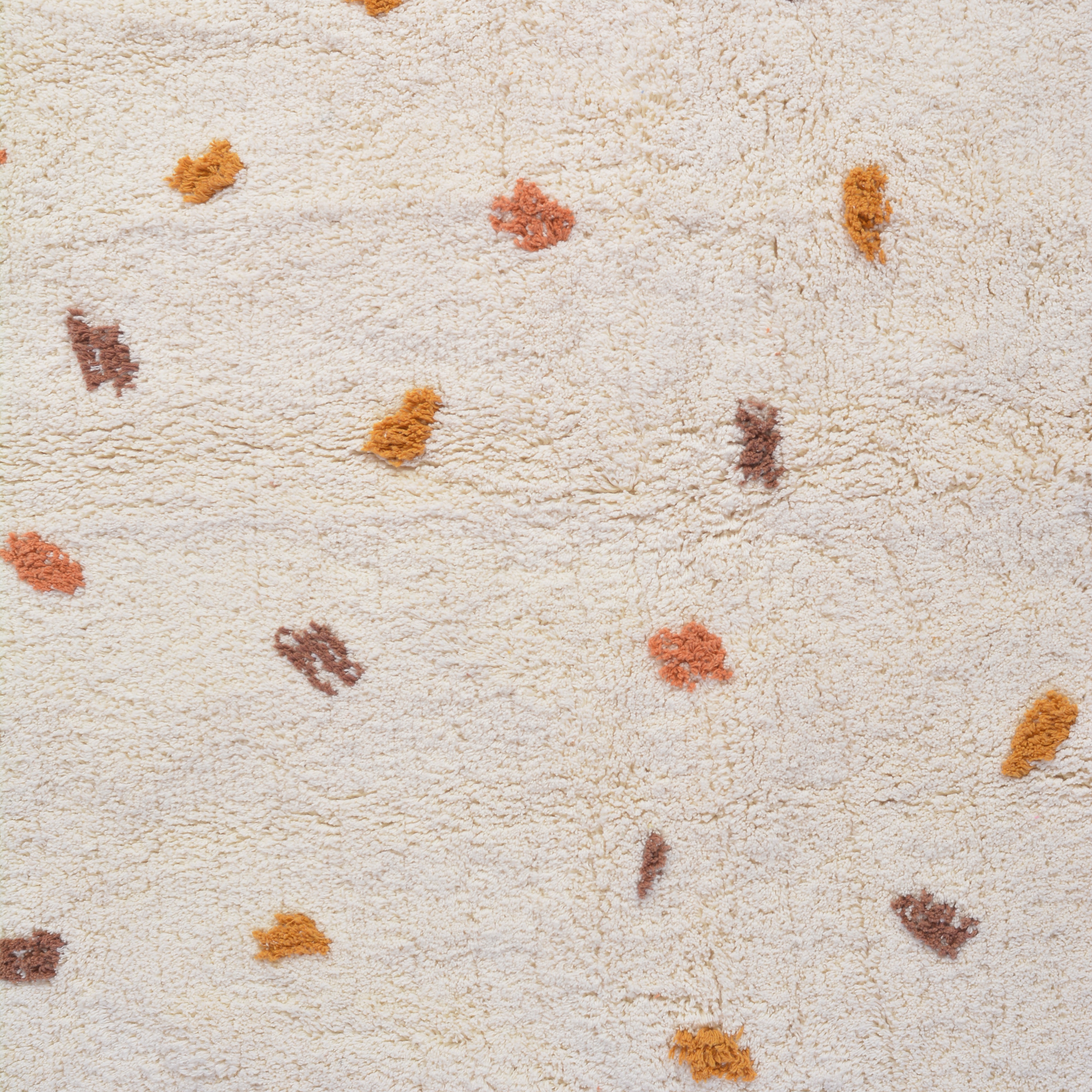 Groot vloerkleed beige met speelse stippen voor de kinderkamer
