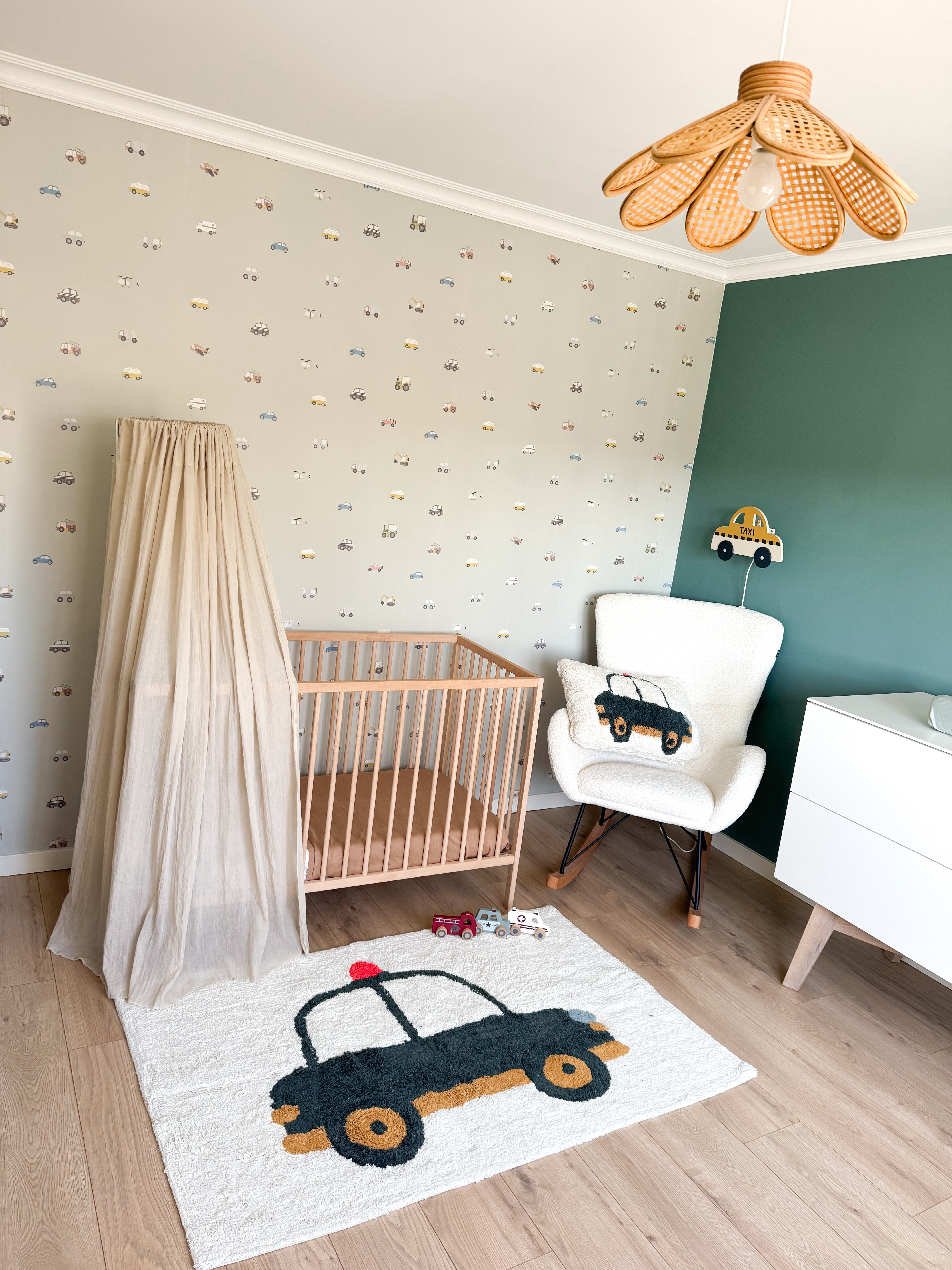 Babykamer vloerkleed met auto en rood zwaailicht politie thema