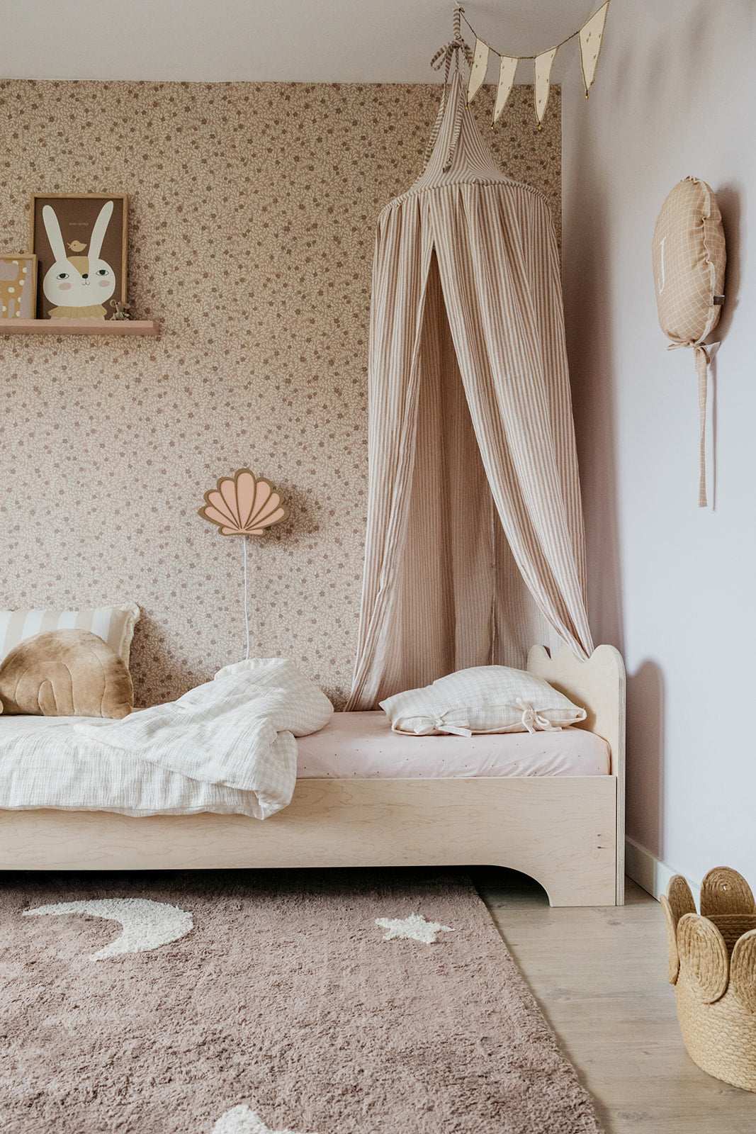 Roze kleed met maan en sterren sfeervol voor de kinderkamer