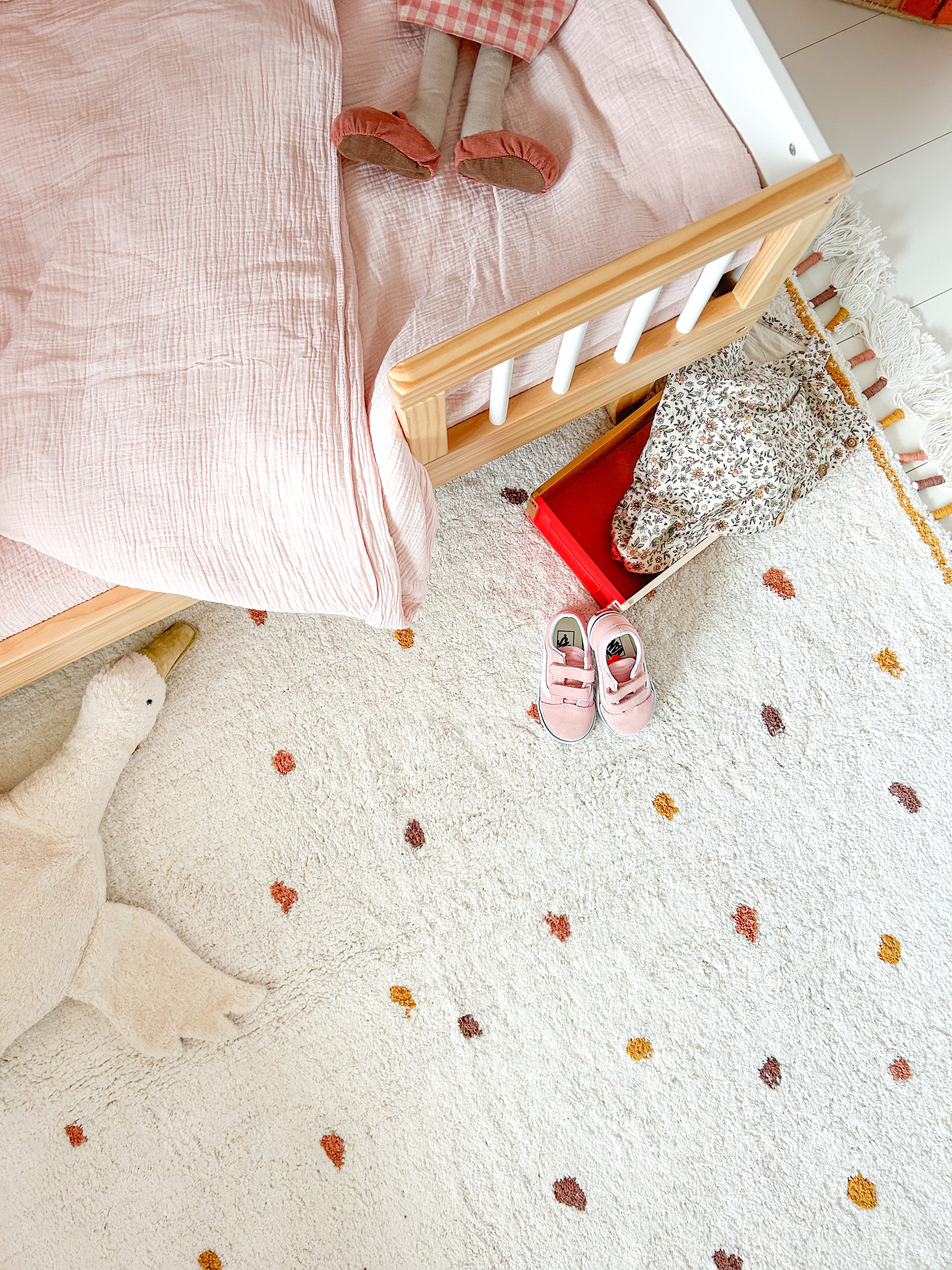 Neutraal beige tapijt met oranje en bruine stippen voor de babykamer