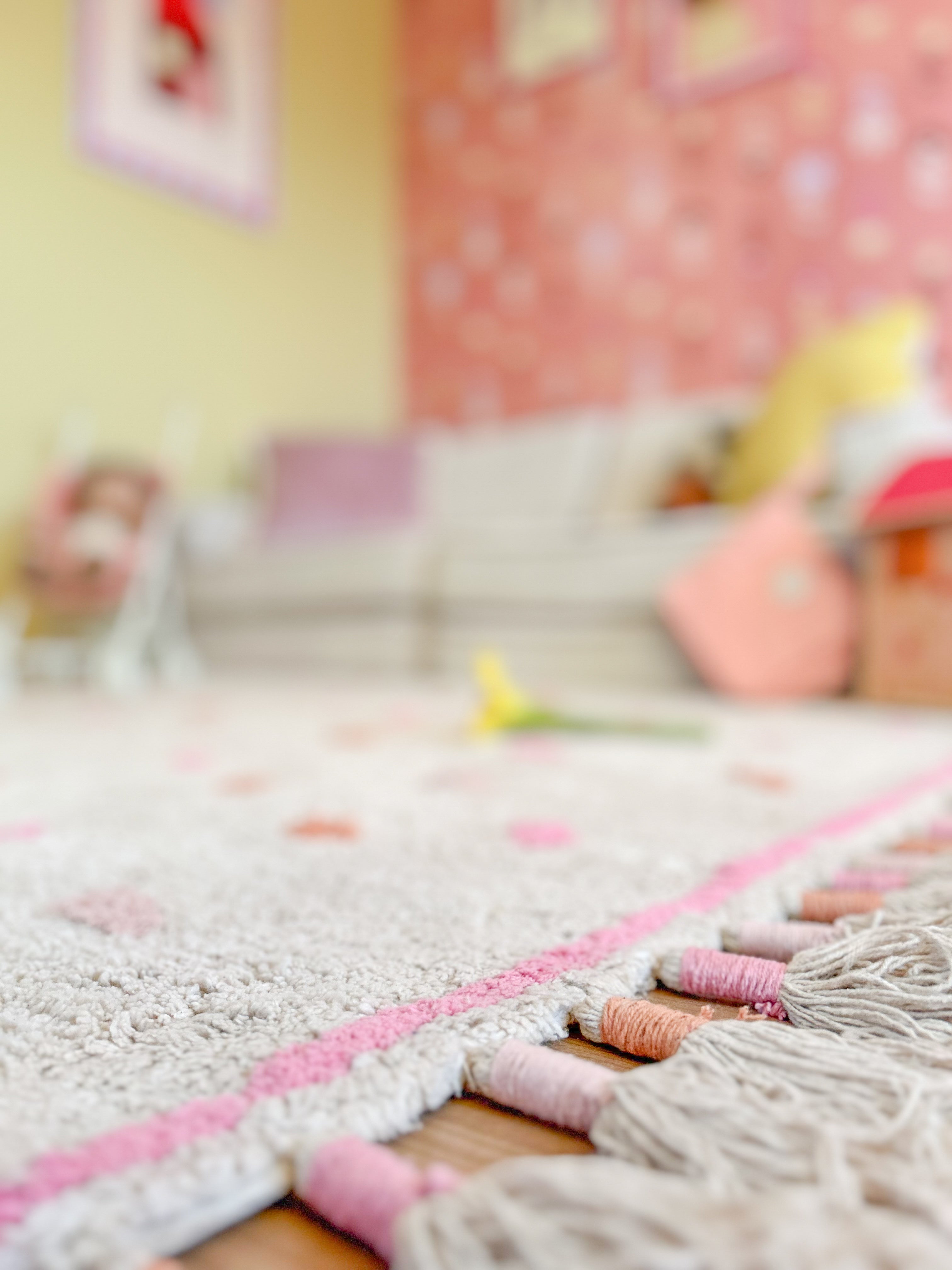 Neutraal Pinkmine vloerkleed in beige met roze stipjes en franjes, perfect voor babykamers en meisjeskamer