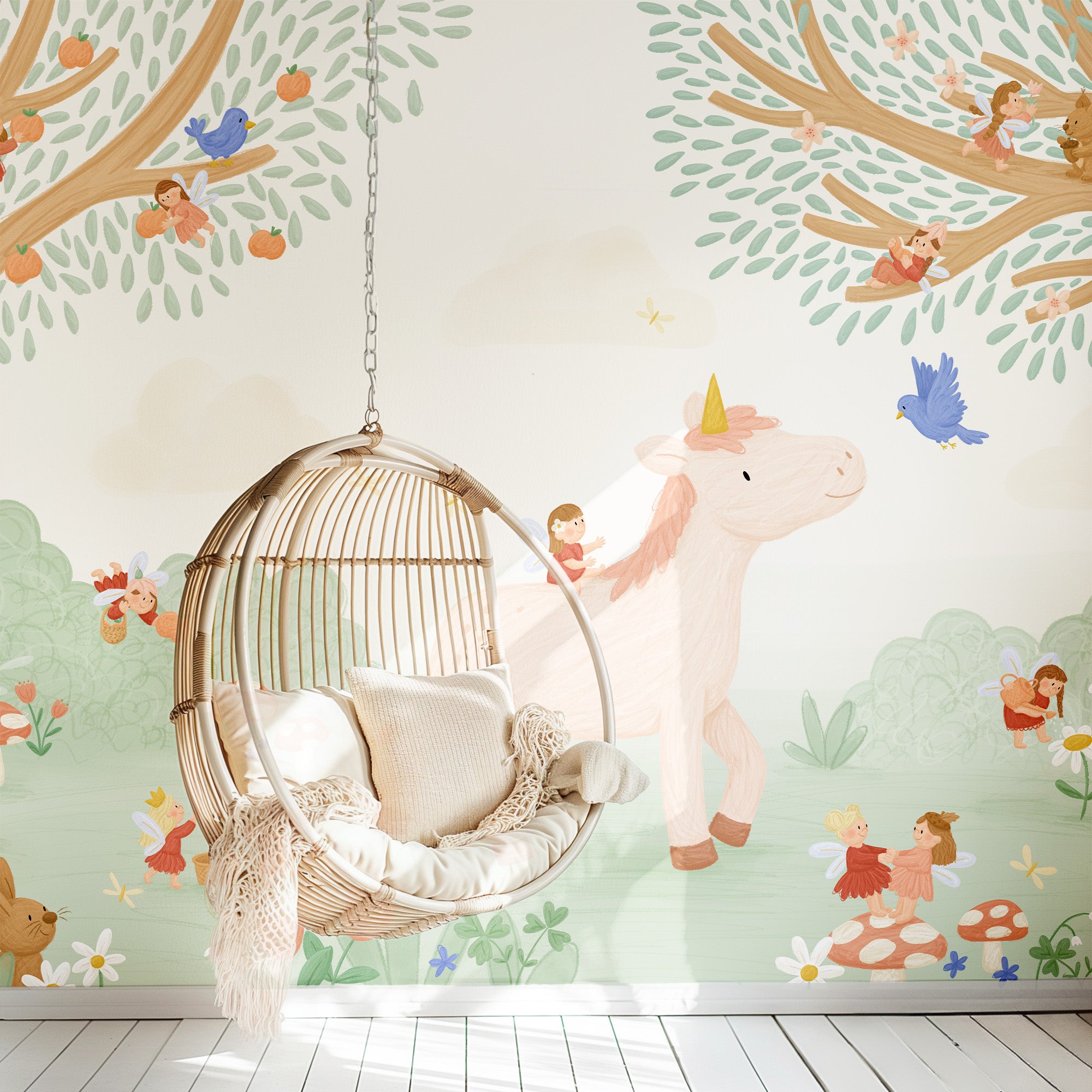 Feeën behang kinderkamer met magische details en kleuraccenten.