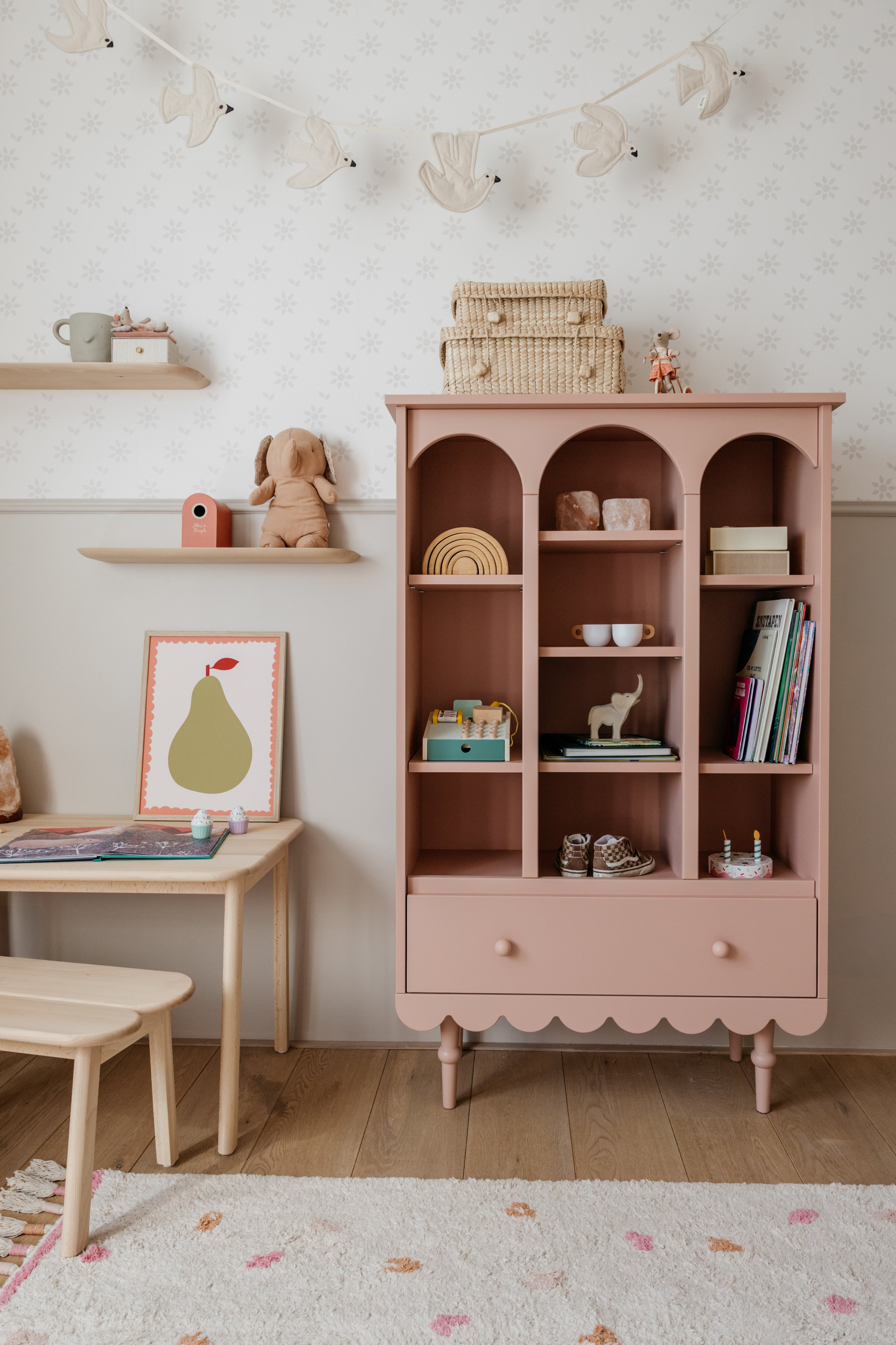 Groot handgemaakt Pinkmine vloerkleed in beige met subtiele roze details, ideaal voor neutrale meisjeskamers en babykamers.