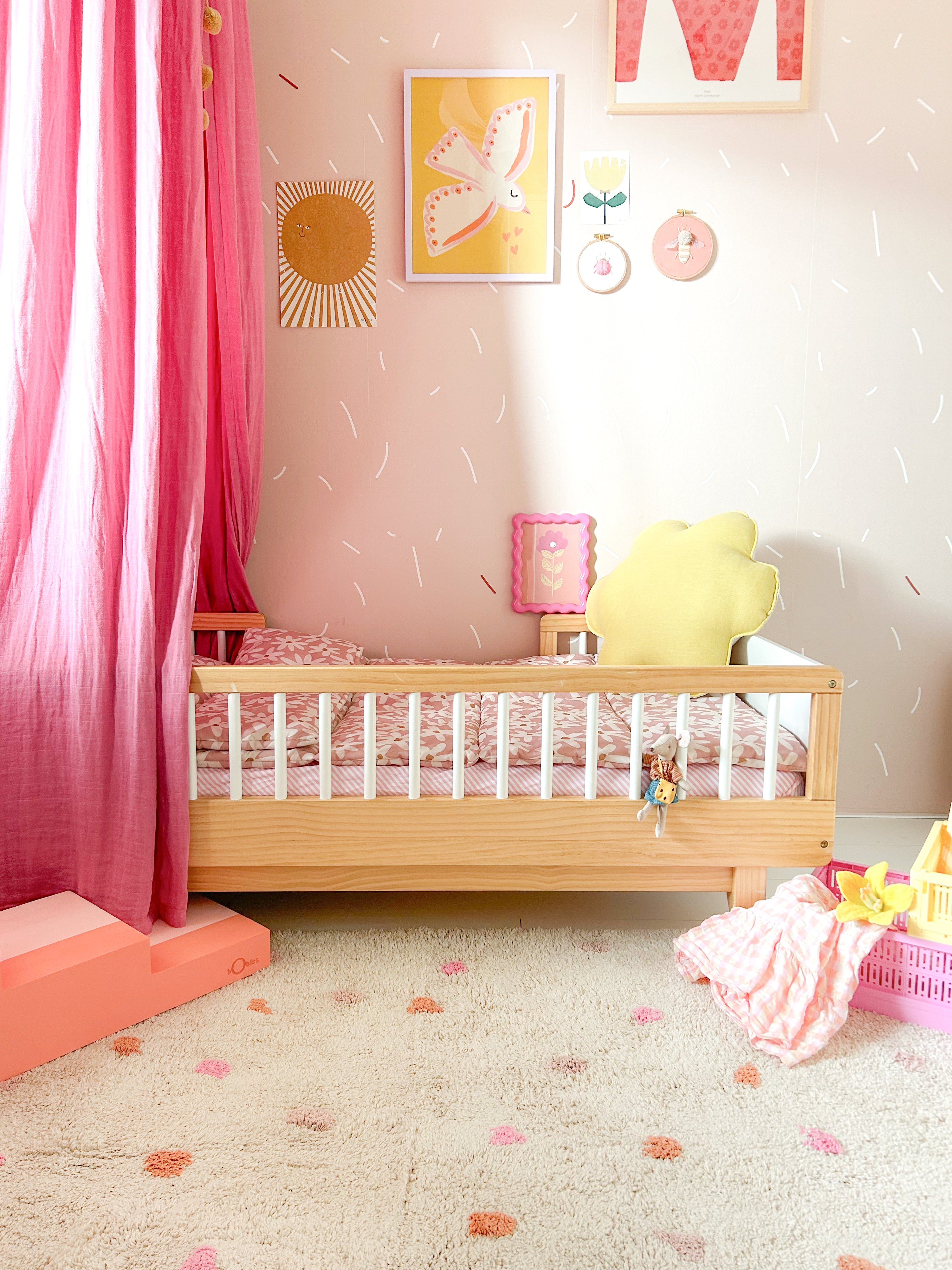 PinkMine vloerkleed in beige met vrolijke roze stipjes, het perfecte handgemaakte vloerkleed voor meisjeskamers.