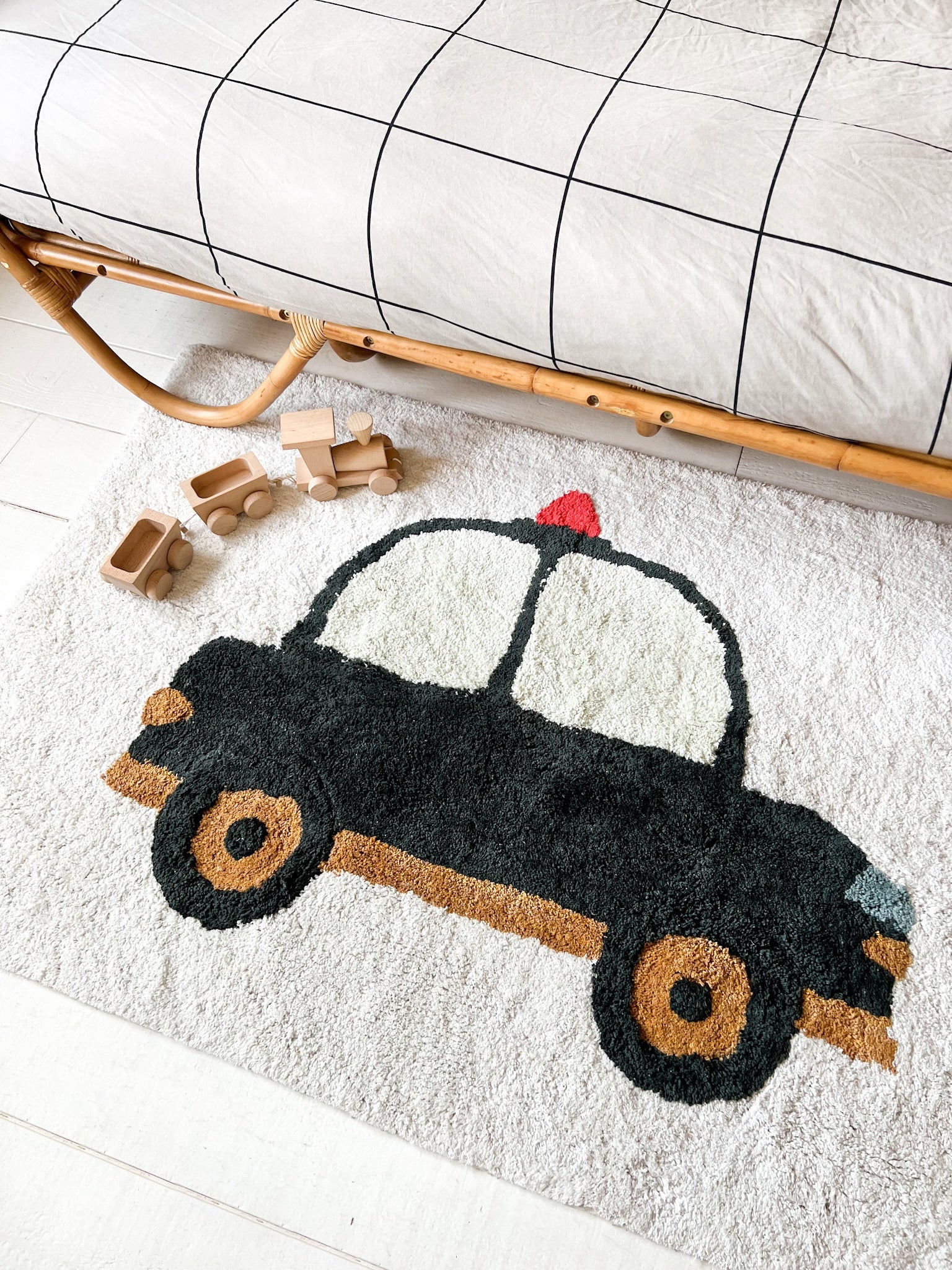 Jongenskamer vloerkleed met zwarte politieauto op beige achtergrond