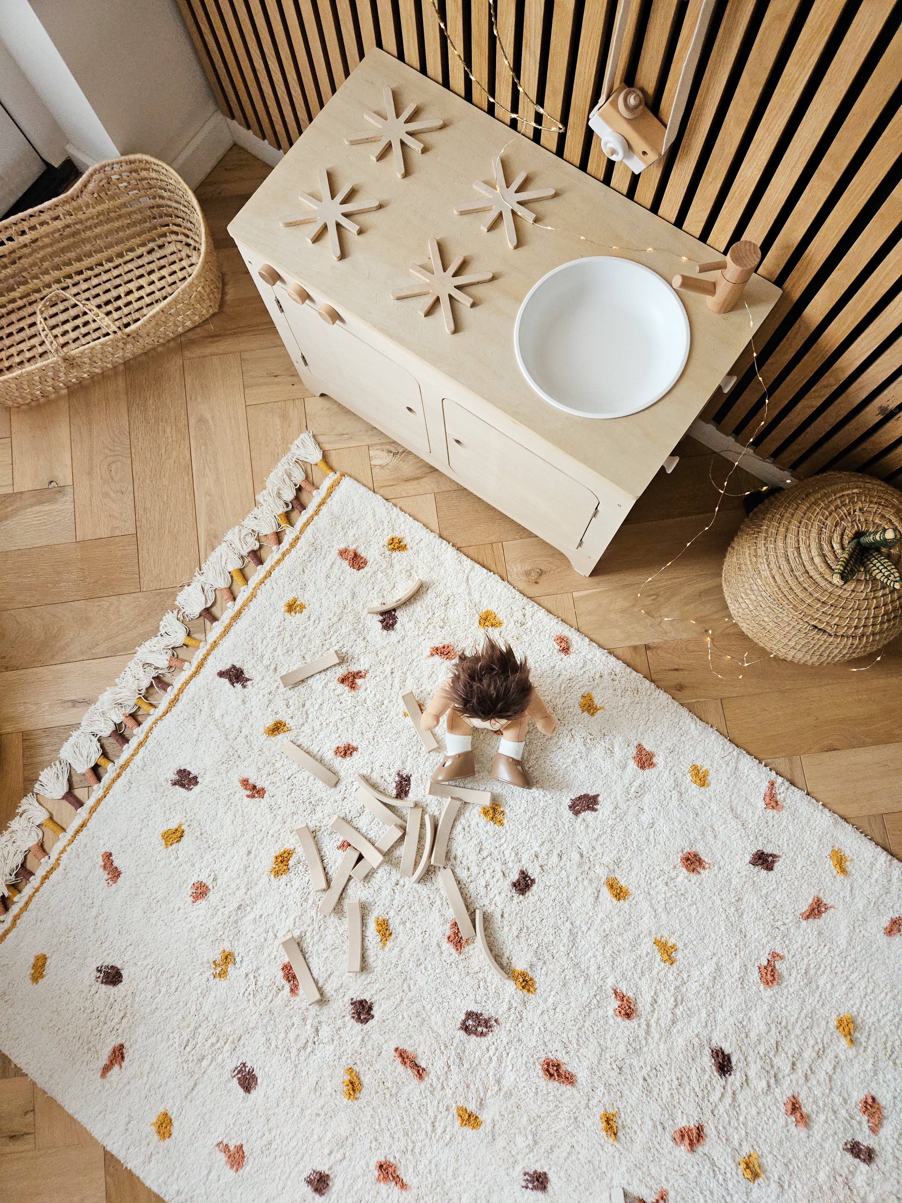 Kinderkamer vloerkleed beige met franjes en kleurrijke accenten