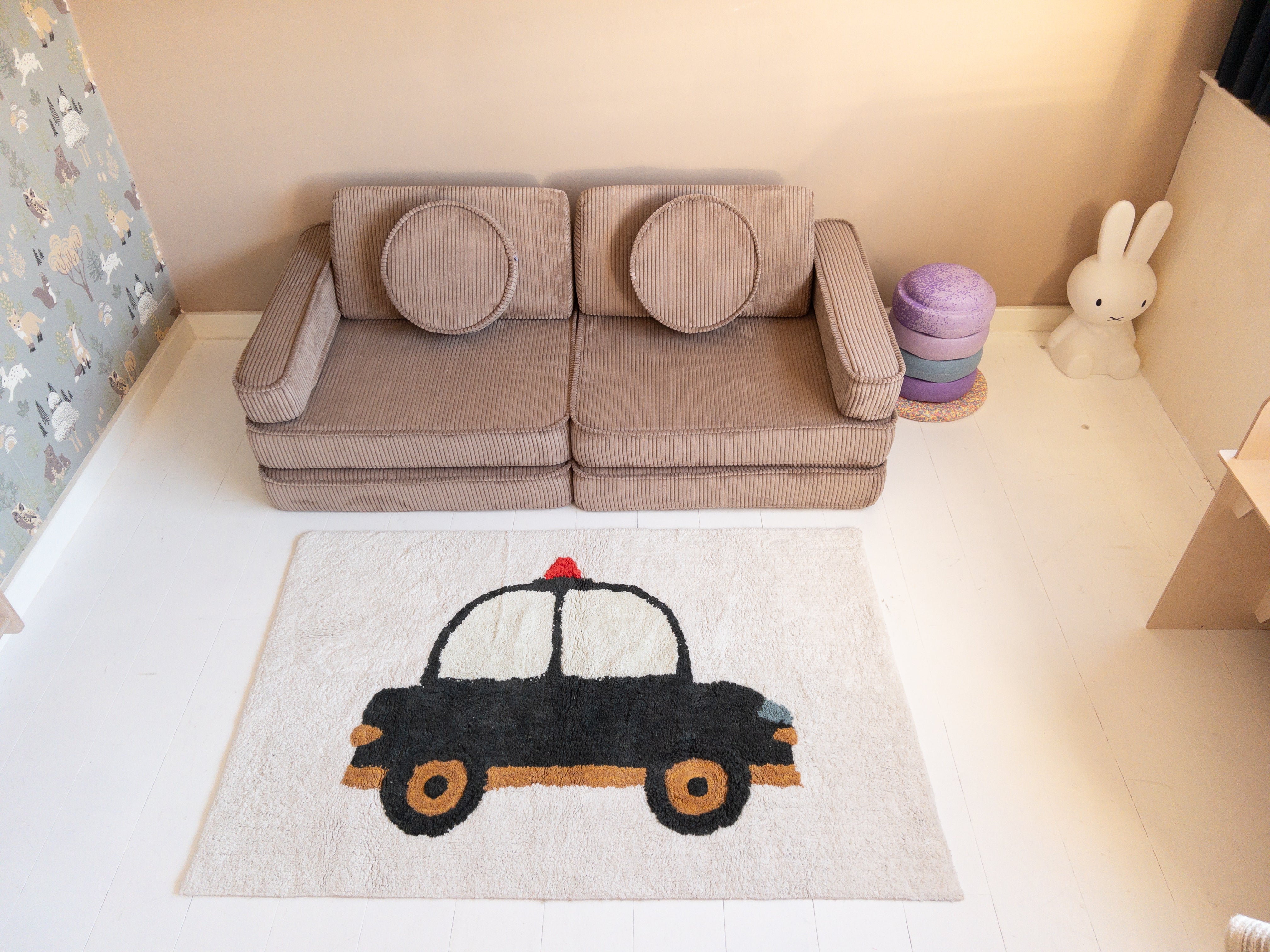 Vloerkleed politieauto beige achtergrond voor babykamer