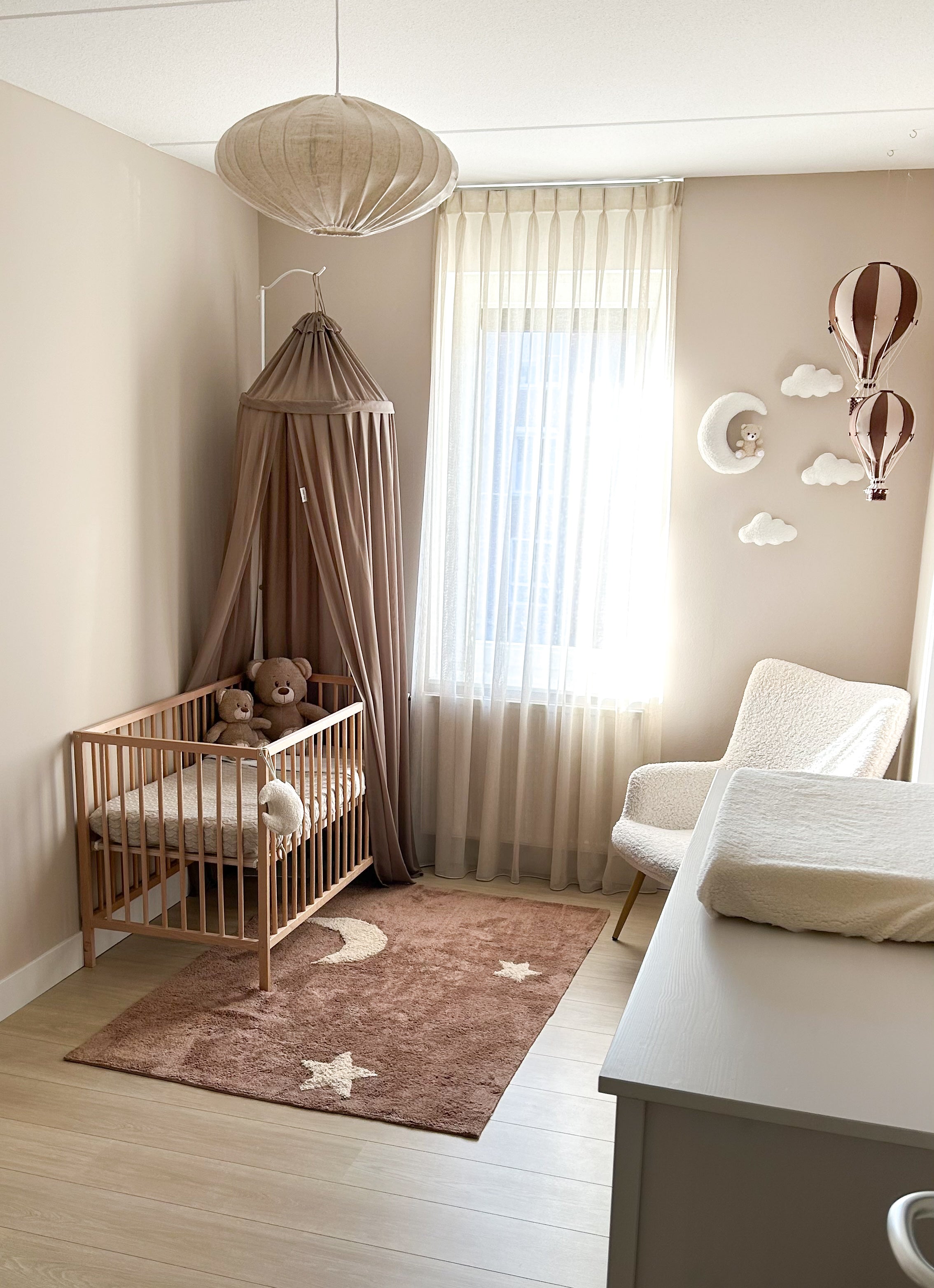 Kinderkamer vloerkleed roze met maan en sterren design
