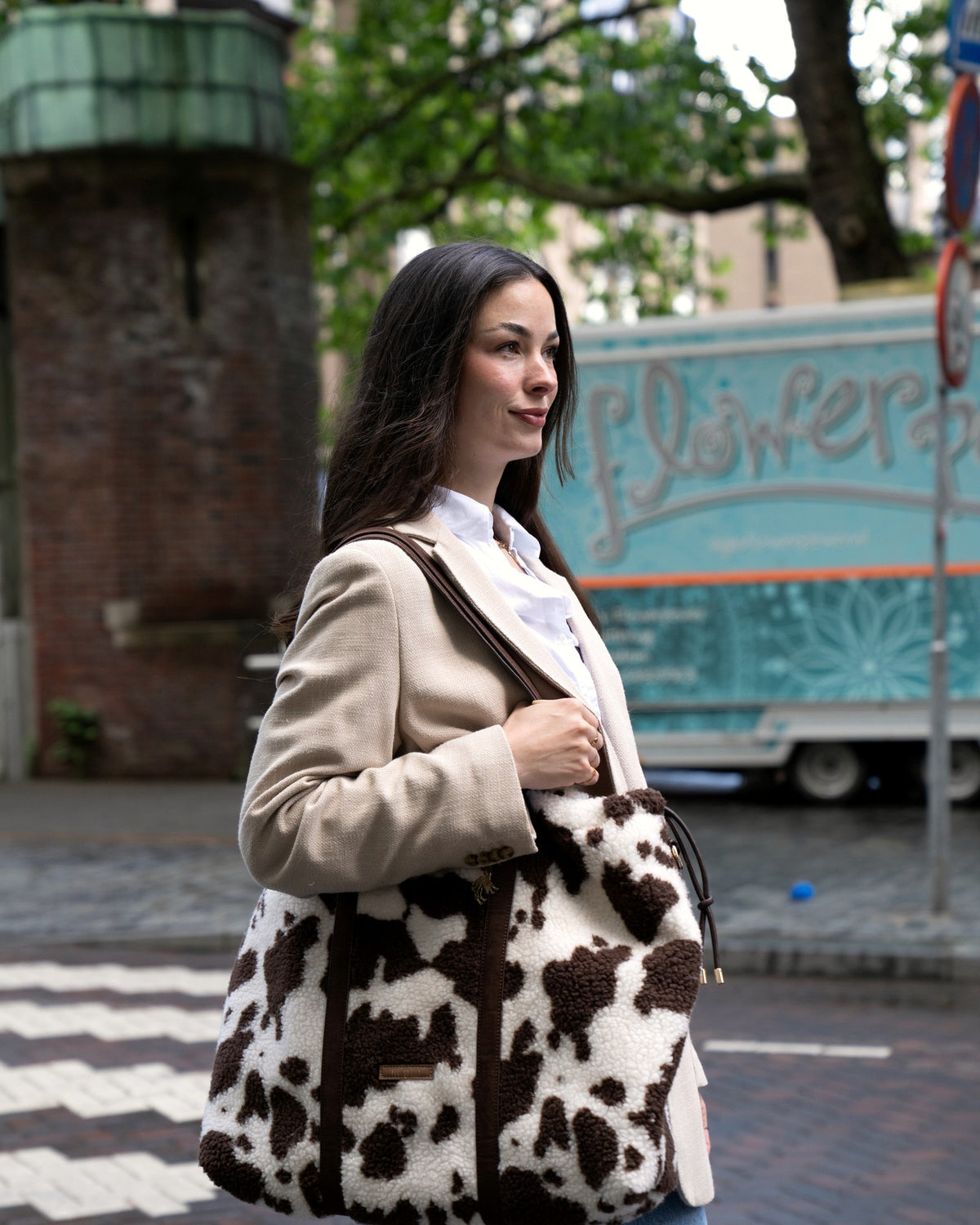 The Cozy Tote in teddy, gedragen op straat
