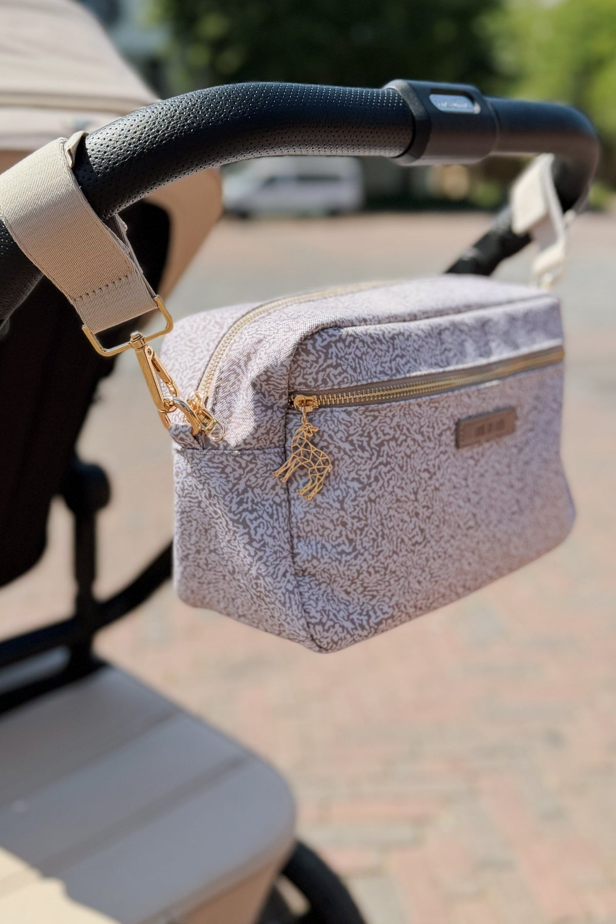 Love by Lily Pocket aan het duwstuk van een kinderwagen