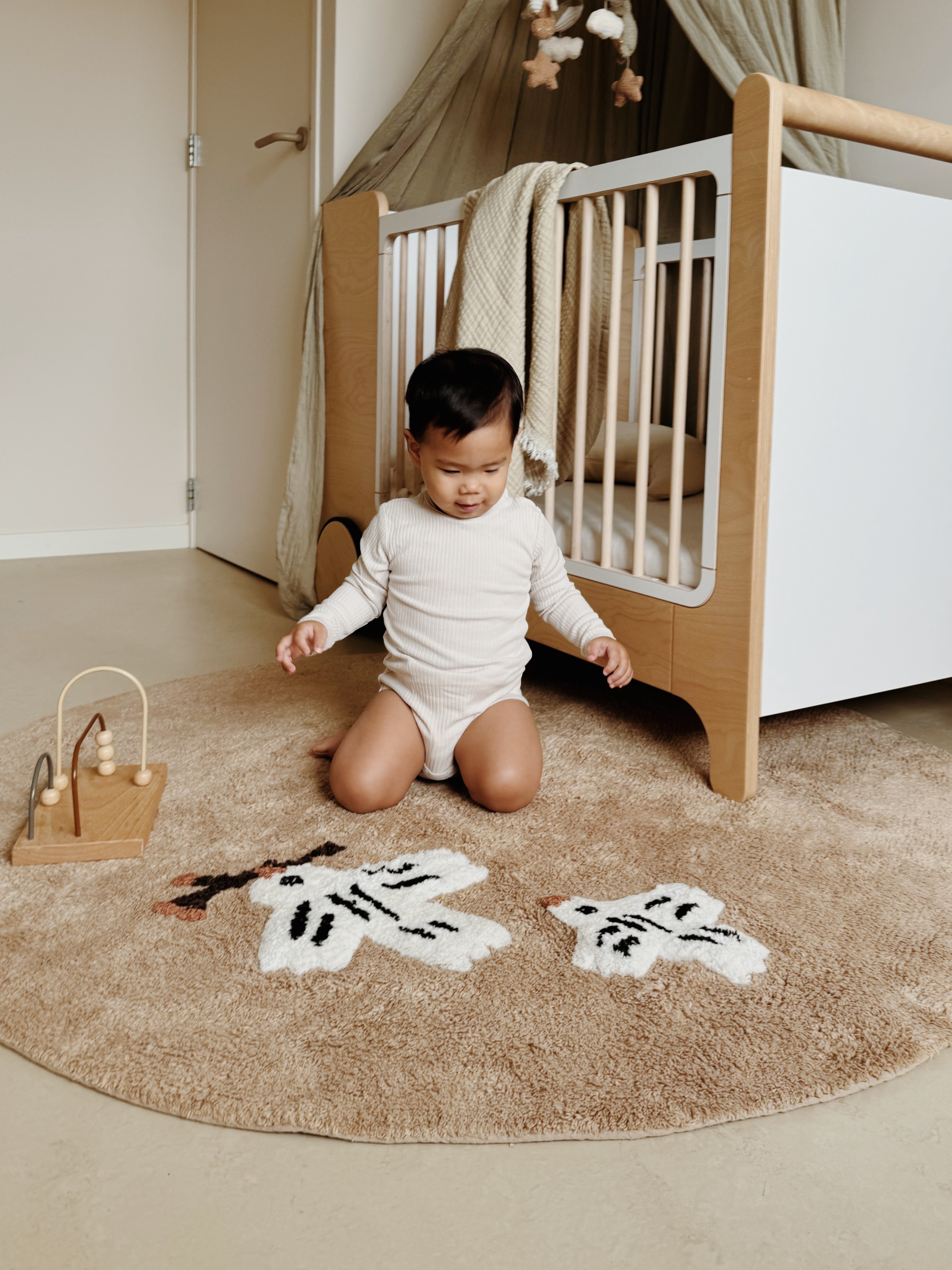 Neutraal rond vloerkleed Love Birds in zandkleur voor babykamer en woonkamer