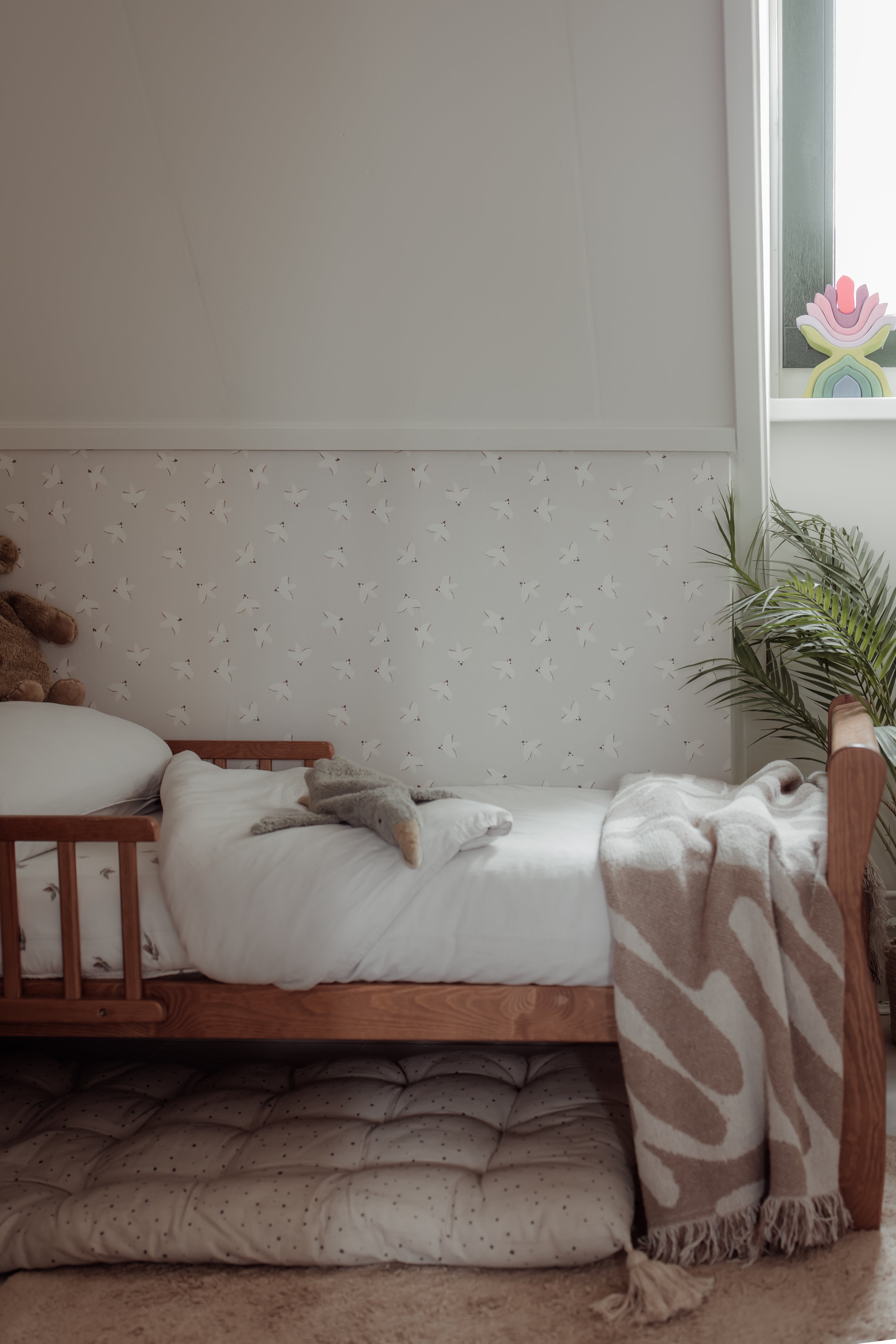 hoogwaardig beige behang met speelse vogelillustraties. Ideaal voor een stijlvolle speelkamer of speelhoek en geschikt voor zowel jongens als meisjes.
