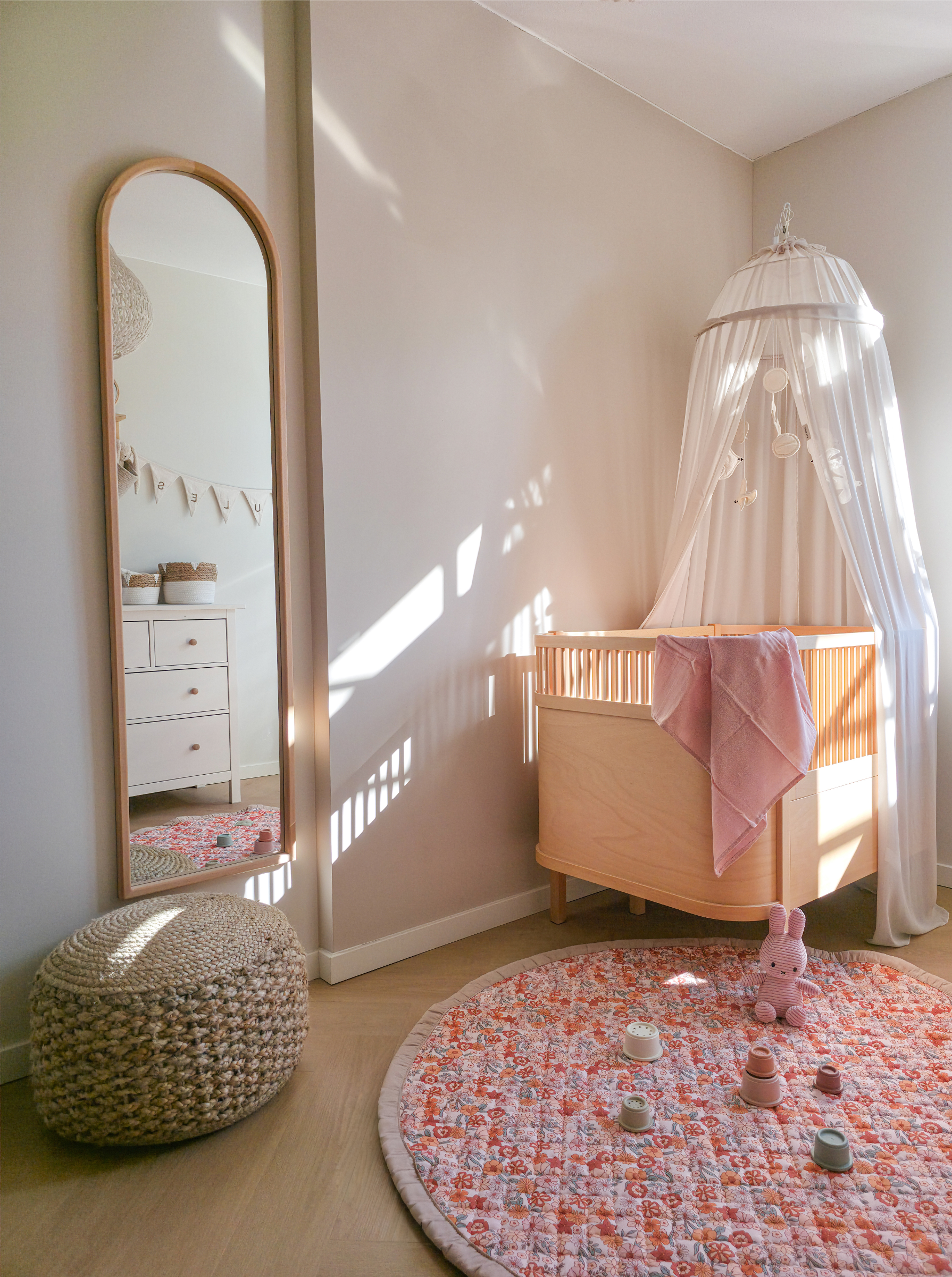 Bloemetjes speelkleed in zacht roze in babykamer met antislip