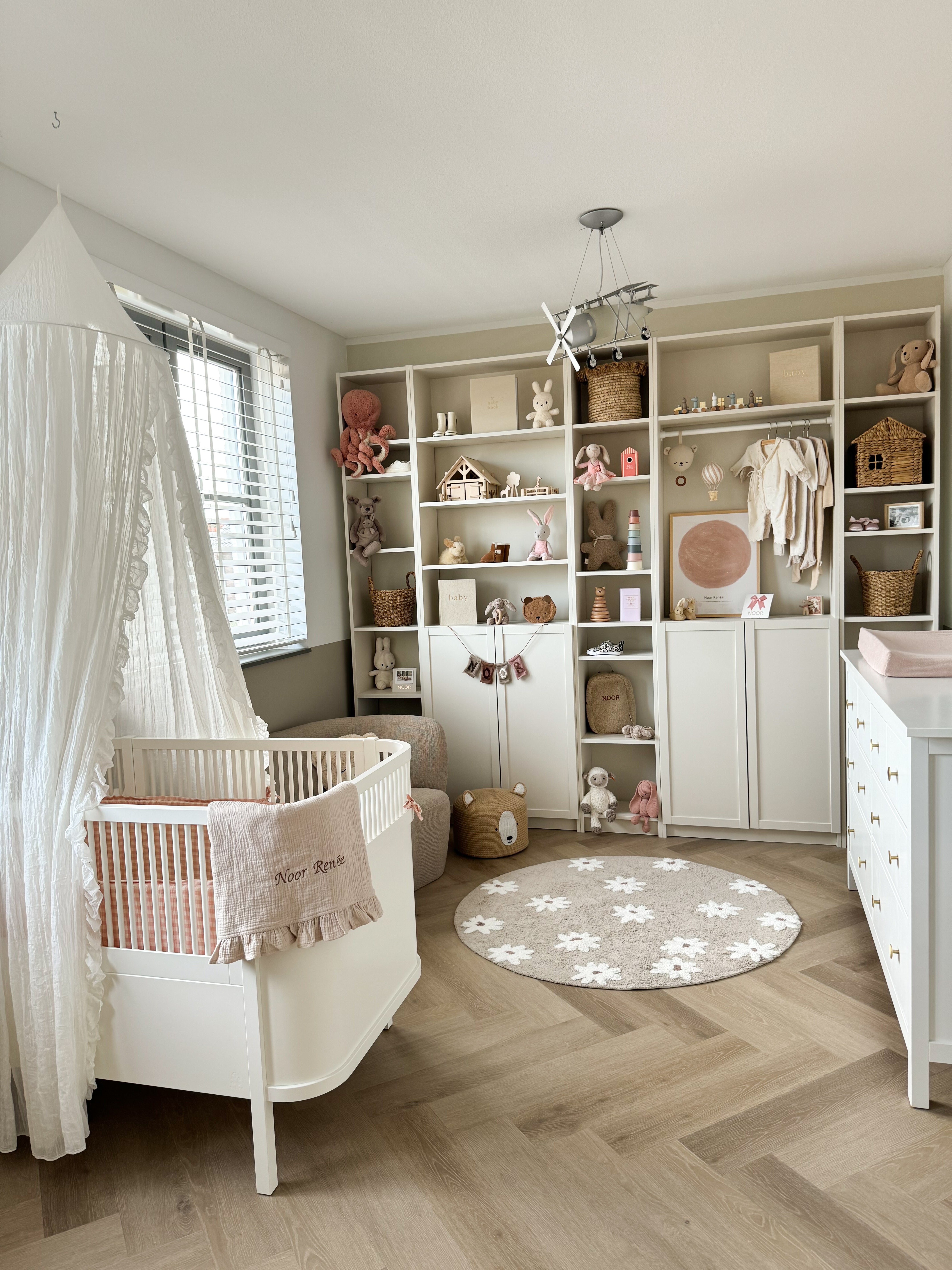 Elegant Daisy Night vloerkleed, handgemaakt met bloemetjes, perfect voor een dromerige meisjeskamer of babykamer.