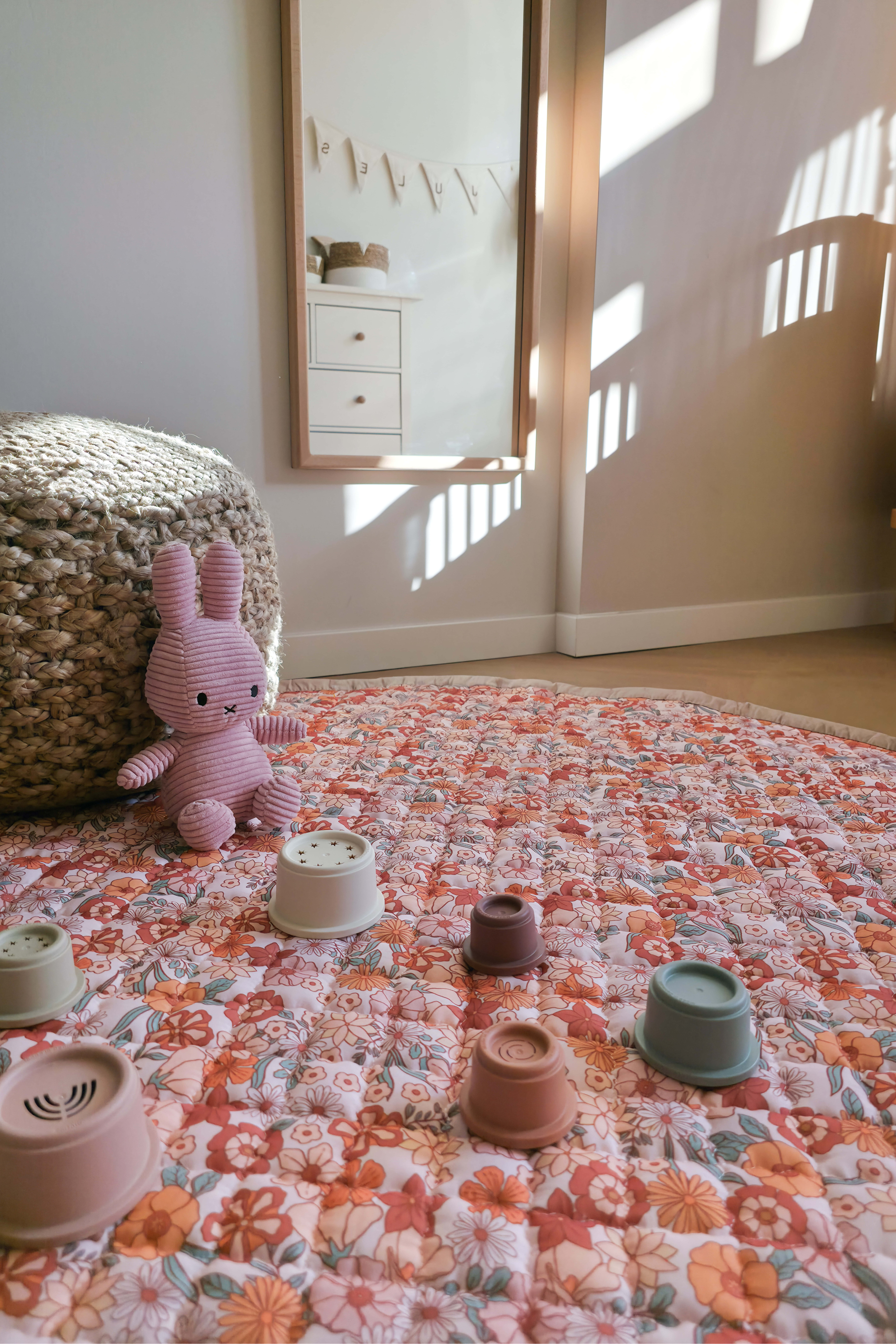 Mooie babykamer met roze speelmat die wasbaar is. 