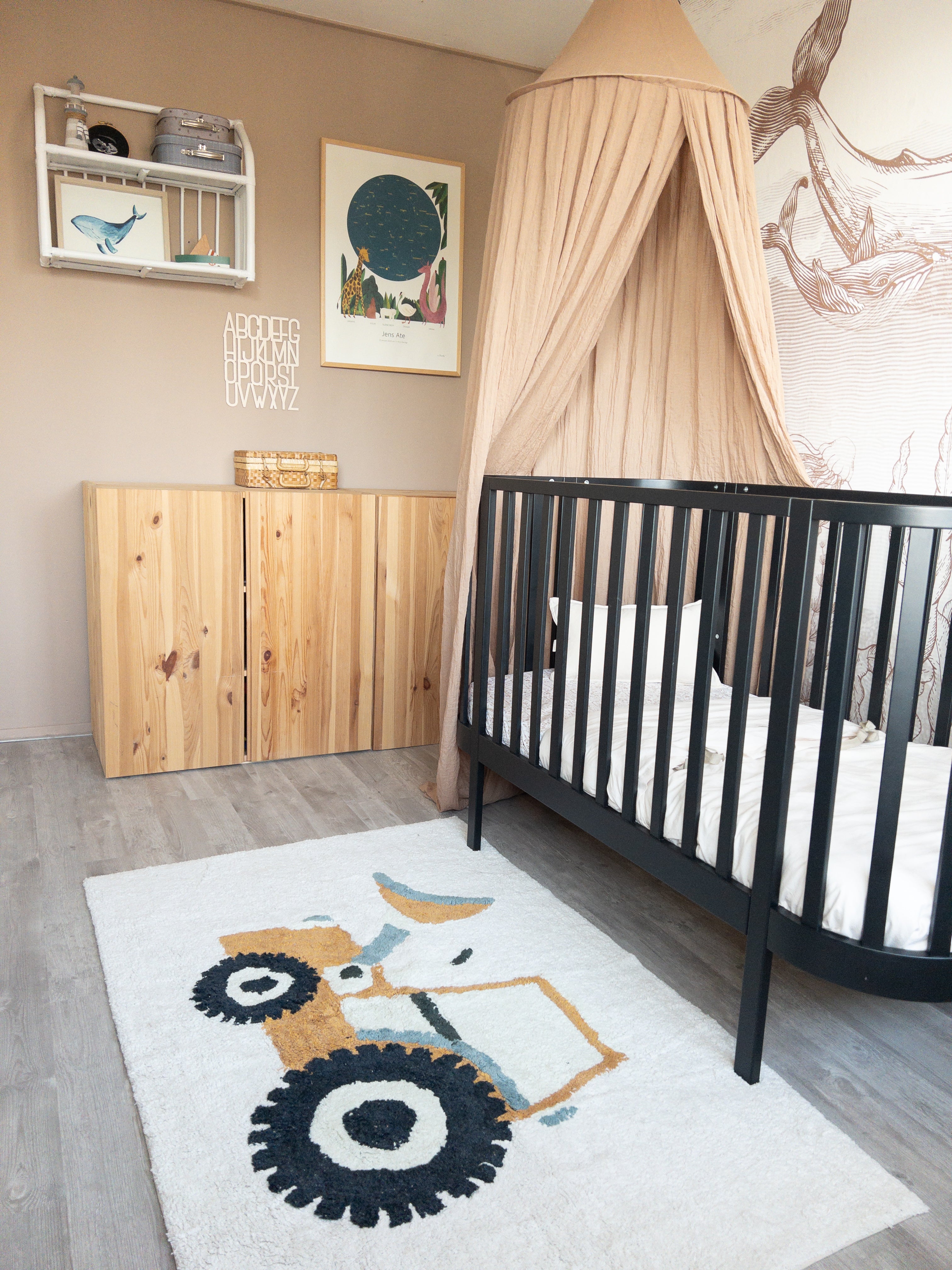Vloerkleed met tractor design in zachte kleuren voor unisex babykamer