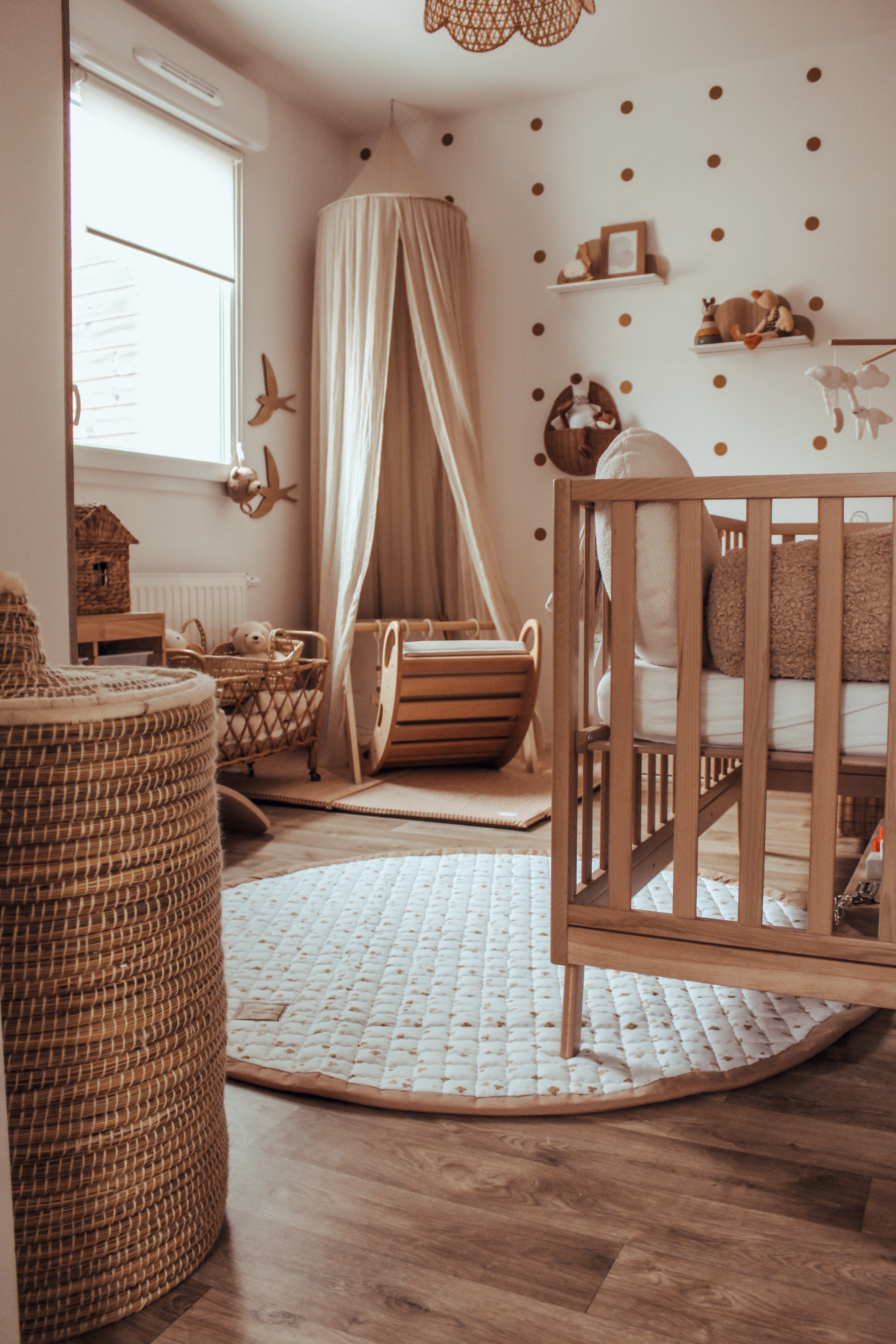 Neutraal speelkleed met subtiele klavers, passend in elke baby- of kinderkamer.
