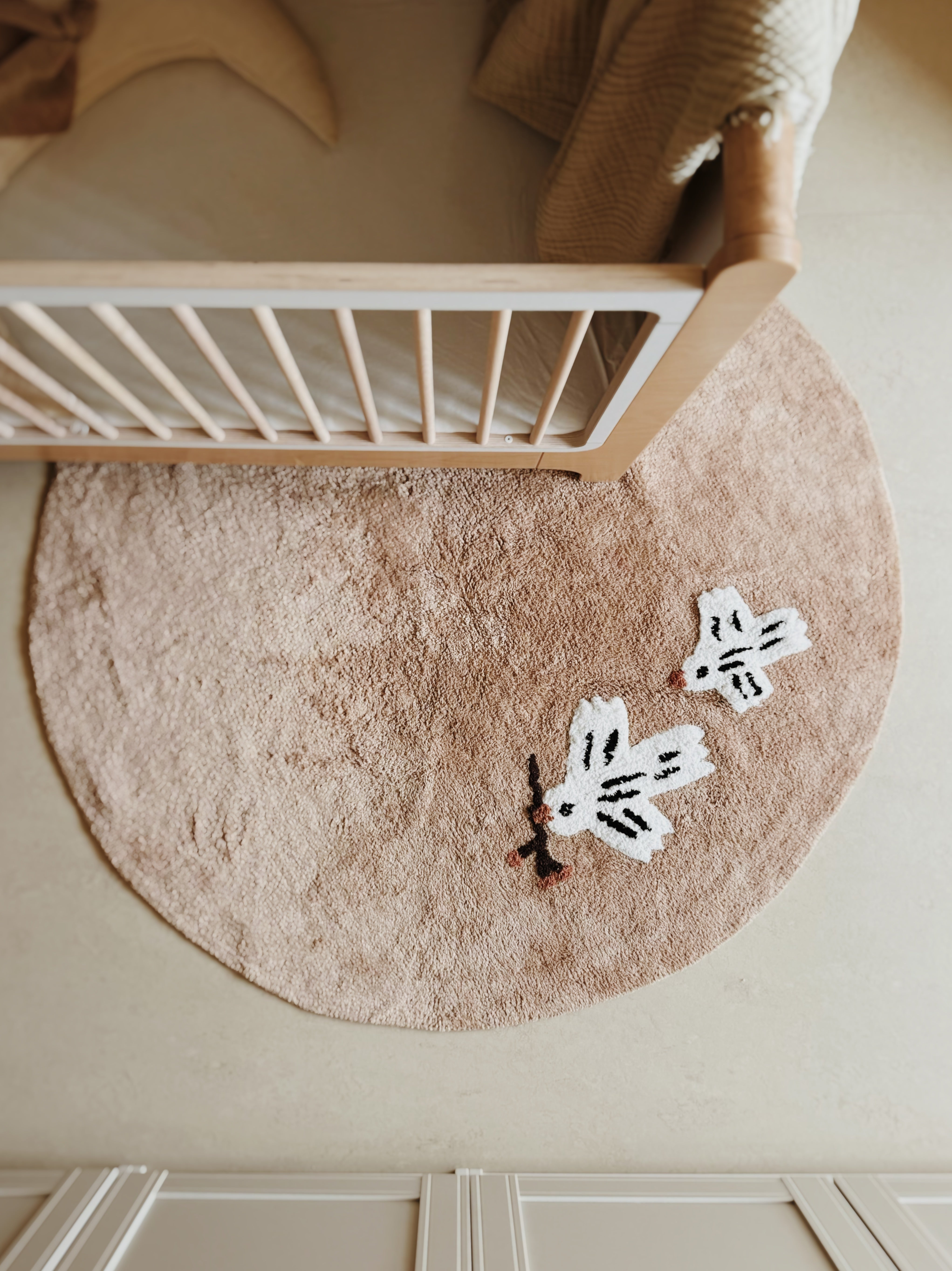 Warm beige rond vloerkleed Love Birds met speels vogeldesign