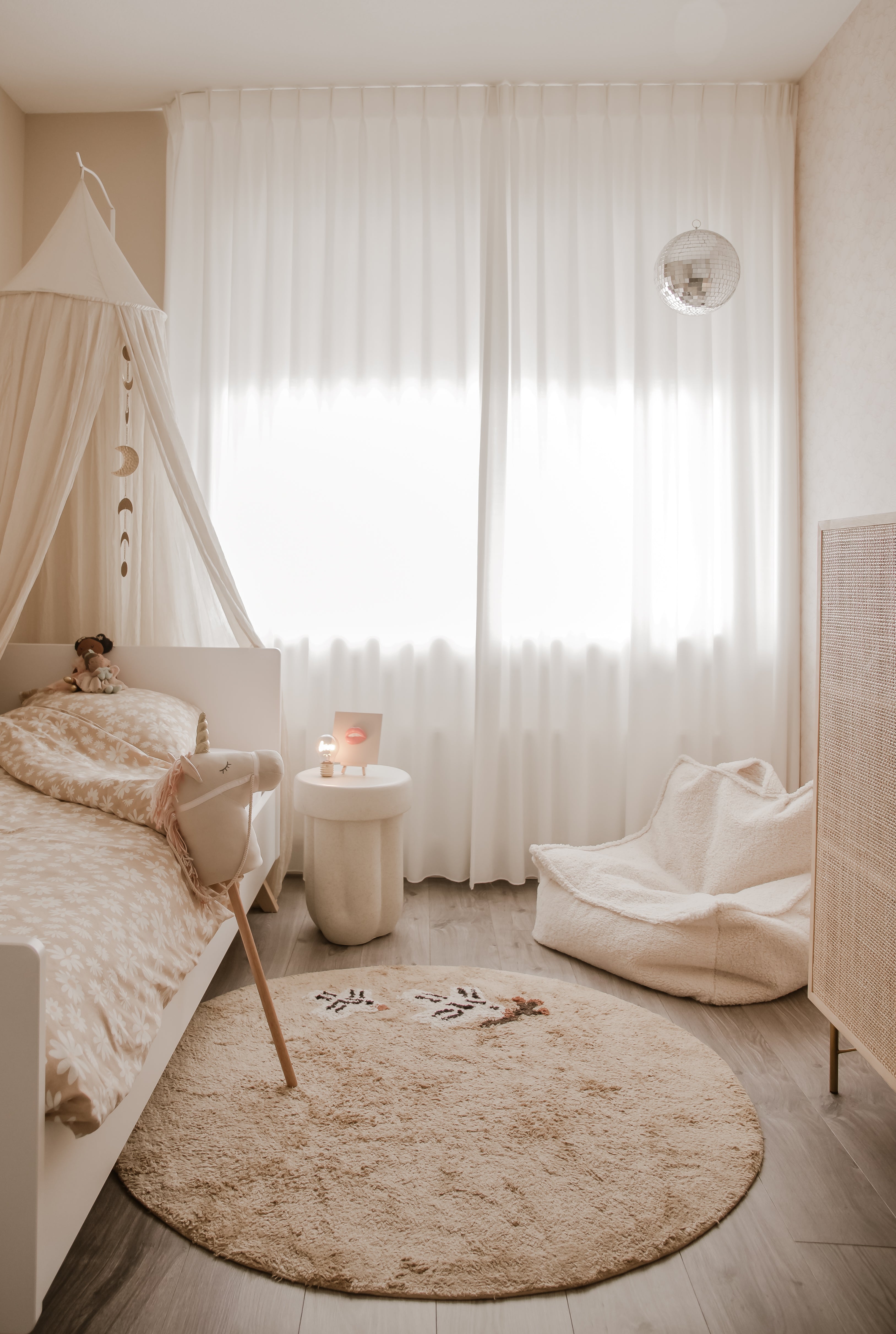 Warm rond vloerkleed Love Birds met subtiel vogelmotief, geschikt voor kinderkamer