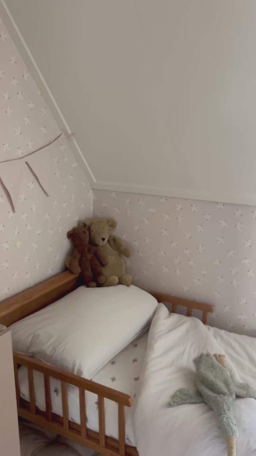 Stijlvol beige behang met unieke handgetekende vogels. Tijdloos ontwerp dat zowel in een moderne kinderkamer als een klassieke babykamer past.