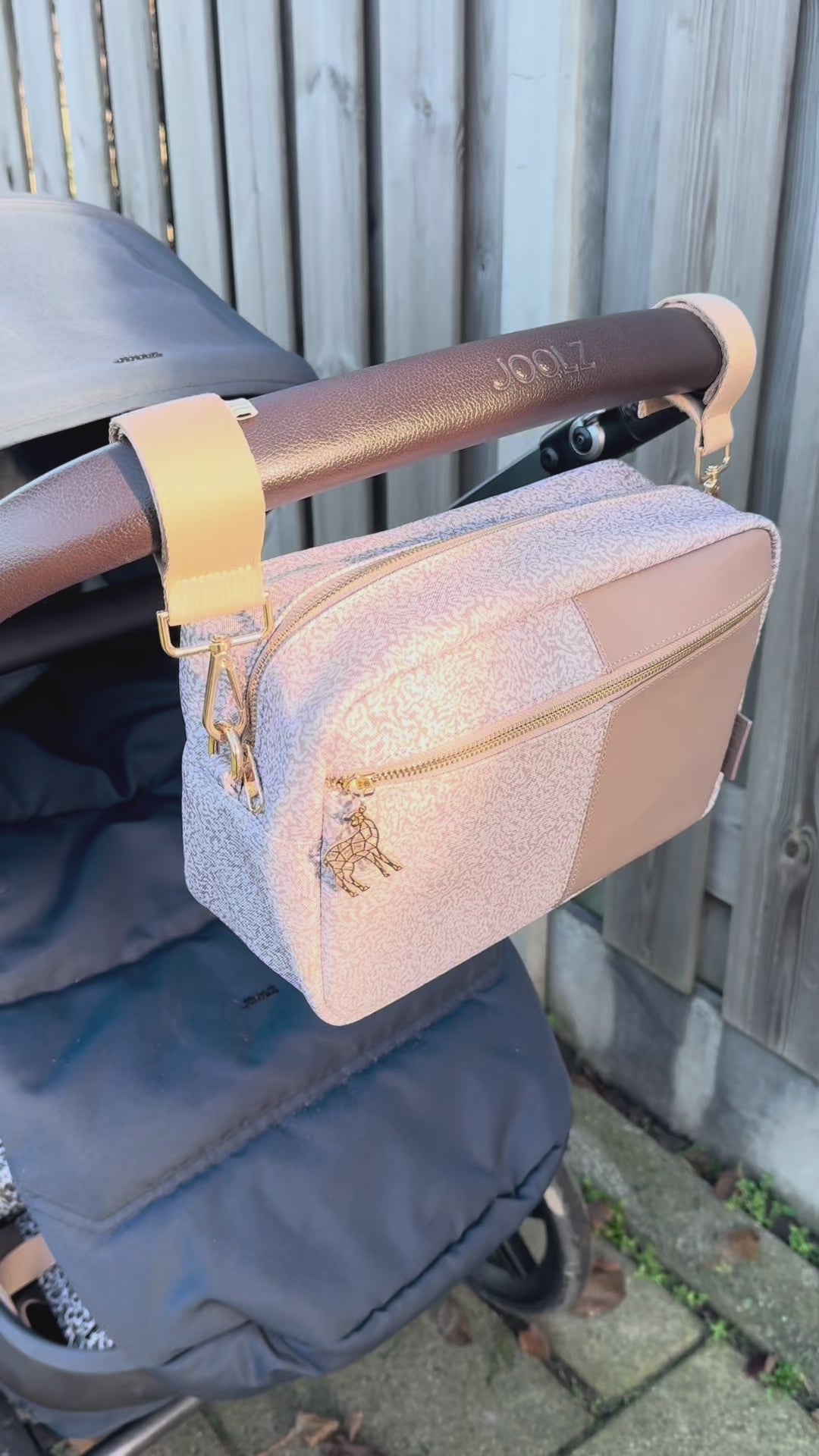 Kinderwagen-organizer met een cleane, rustige uitstraling – past bij elke stroller.
