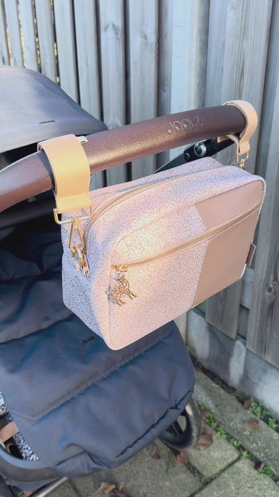 Kinderwagen-organizer met een cleane, rustige uitstraling – past bij elke stroller.
