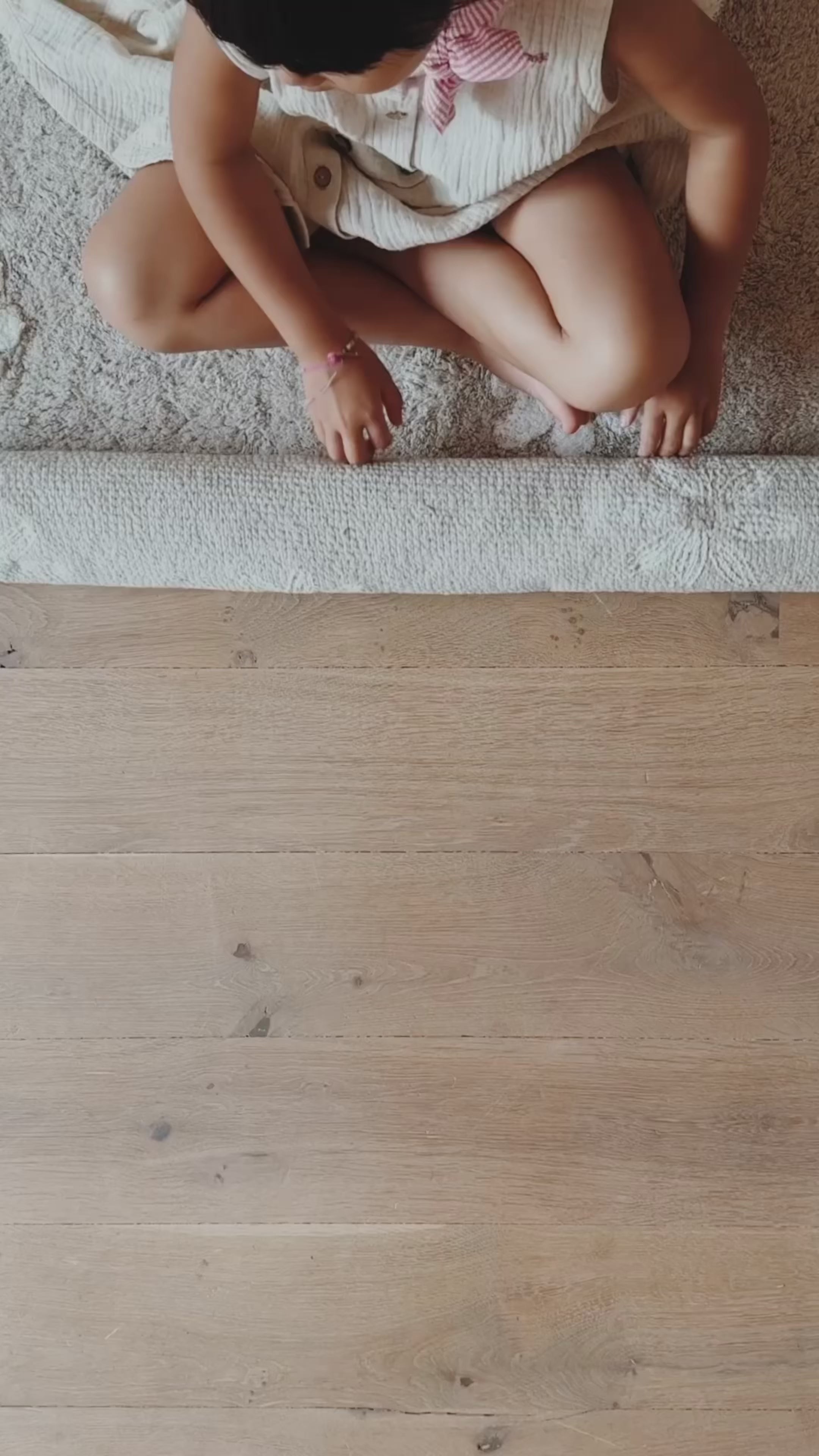 Zacht Daisy Night kinderkamer vloerkleed in neutrale tinten met handgemaakte bloemetjes