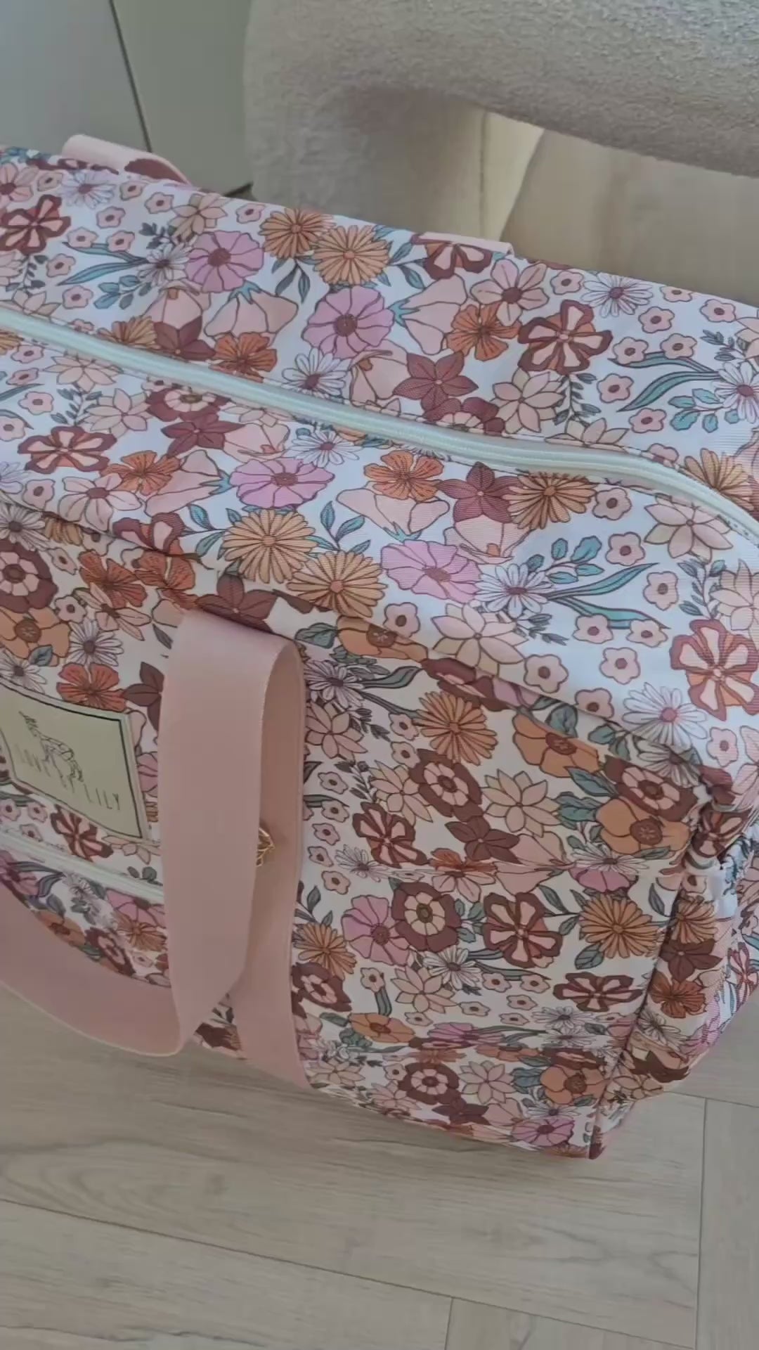 Video van de Travel Mom Bag Flowerfarm grote luiertas met roze bloemenprint, ideaal voor moeders op reis, dagjes uit en vakanties.
