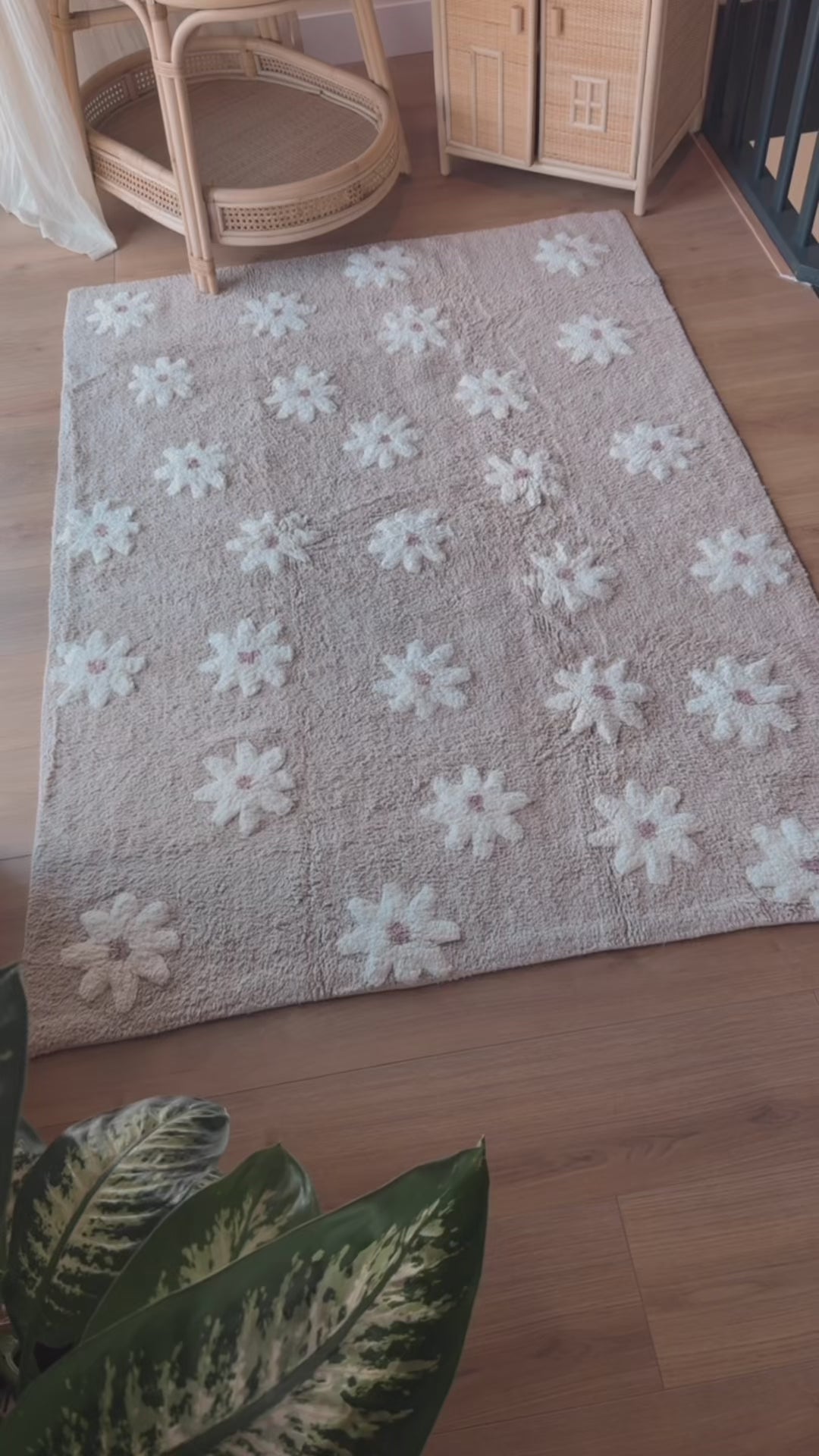 Rechthoekig vloerkleed Daisy Night – comfortabel en stijlvol bloemenontwerp.