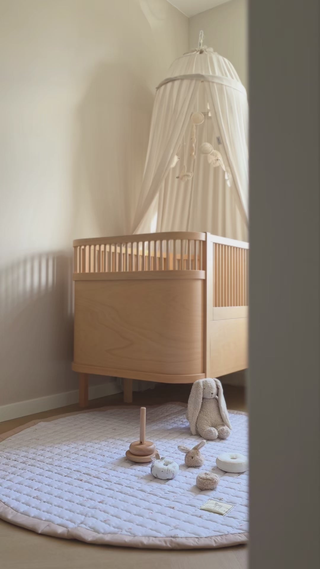 Video van het spring speelkleed in babykamer met bloemetjes print.