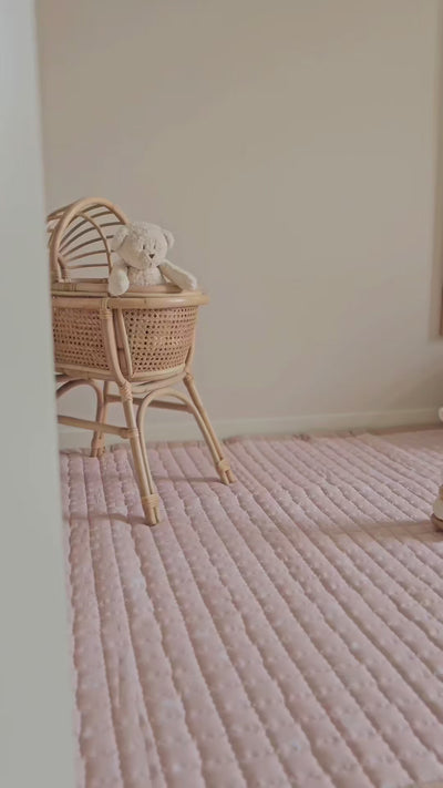 Zacht speelkleed met zonnetjes en maantjes – een magische basis voor ieder avontuur.