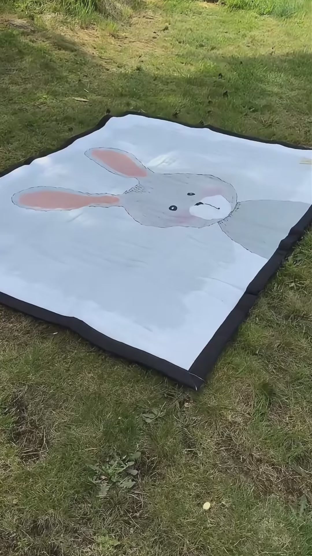 Speelkleed met een konijn dat uitnodigt tot kruipen, voelen en ontdekken.