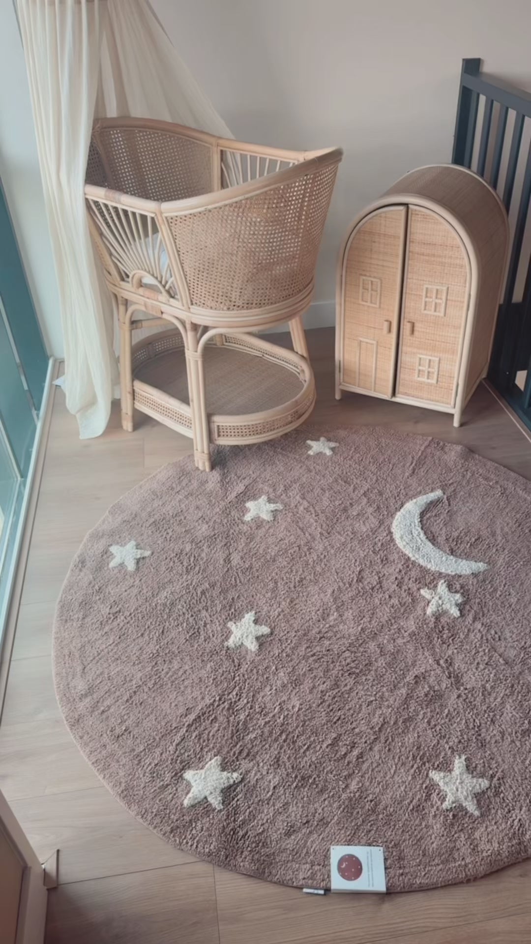 Kinderkamer vloerkleed met maan, sterren en een dromerig design.