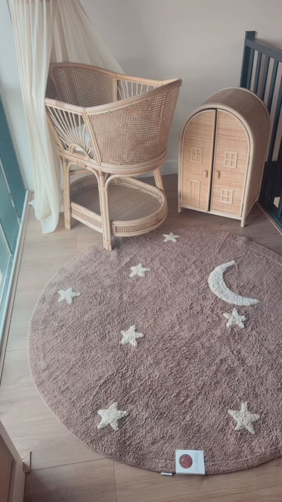 Kinderkamer vloerkleed met maan, sterren en een dromerig design.