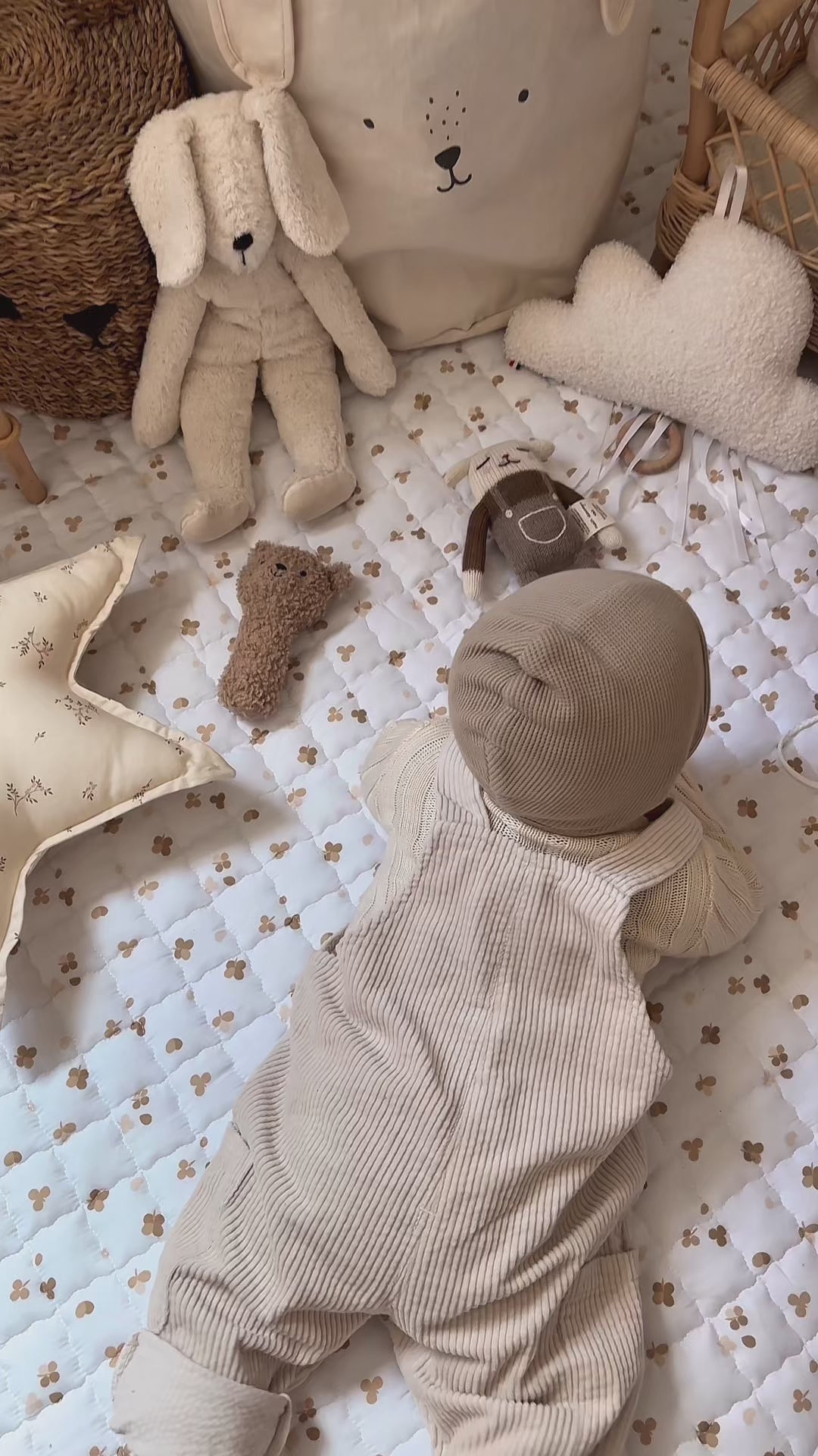 Speelkleed met klavertjes als kleine gelukszaadjes – zacht, veilig en vrolijk.
