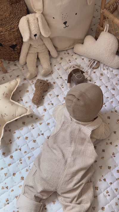 Speelkleed met klavertjes als kleine gelukszaadjes – zacht, veilig en vrolijk.