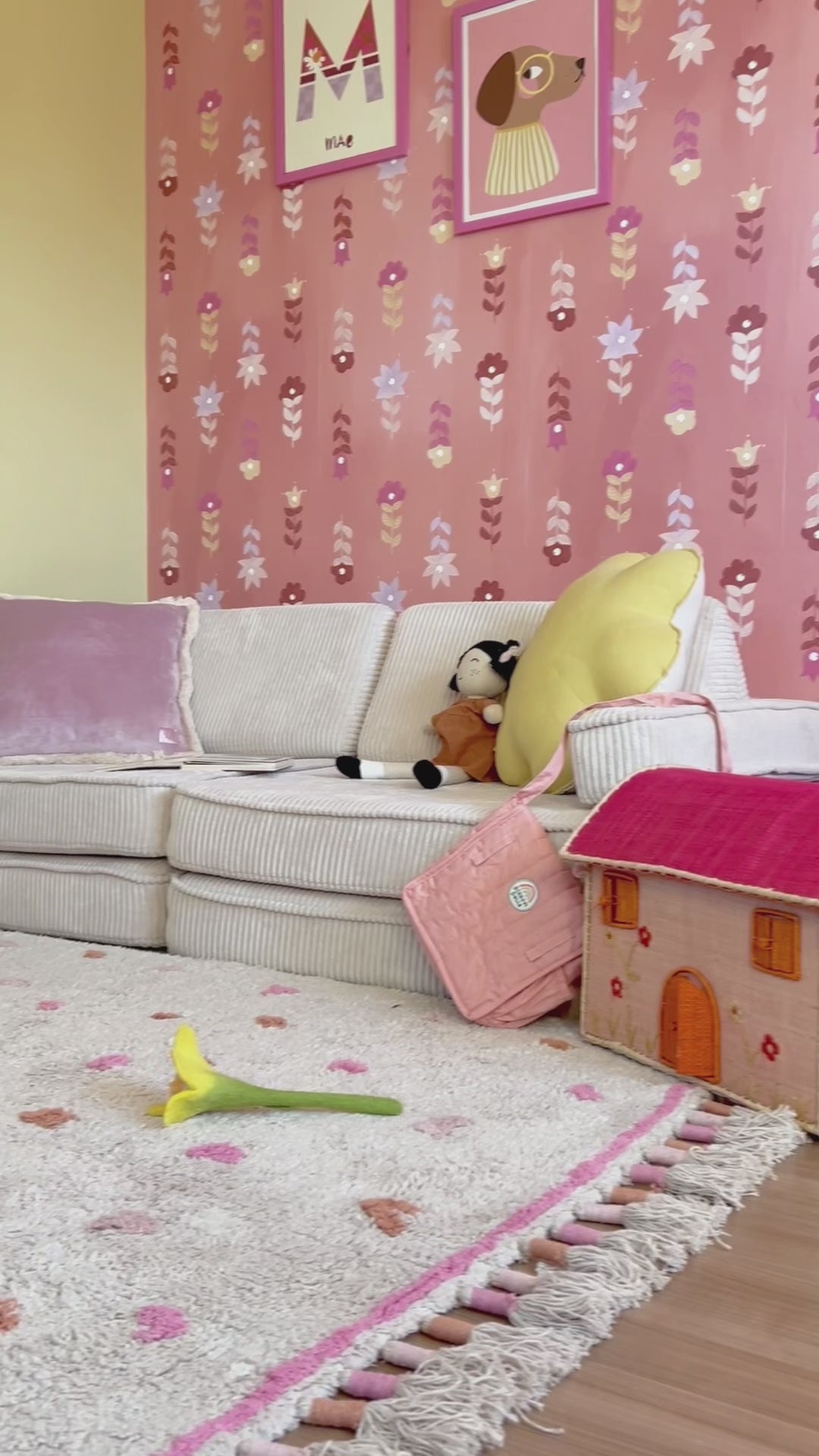 Trendy PinkMine vloerkleed in beige met roze accenten, perfect voor een stijlvolle meisjeskamer of tienerkamer.