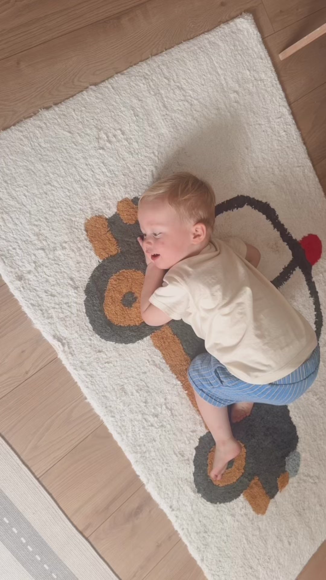 Vloerkleed met politieauto unisex babykamer en speelkamer