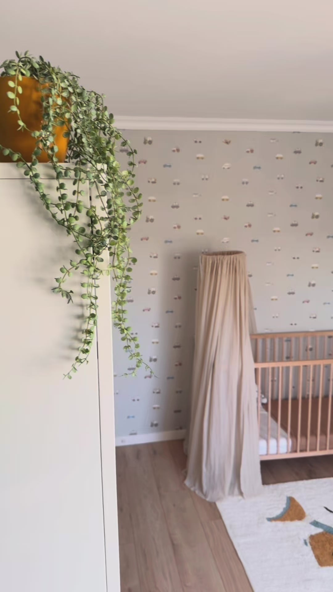 Behang met schattige dino’s – brengt avontuur in de babykamer.