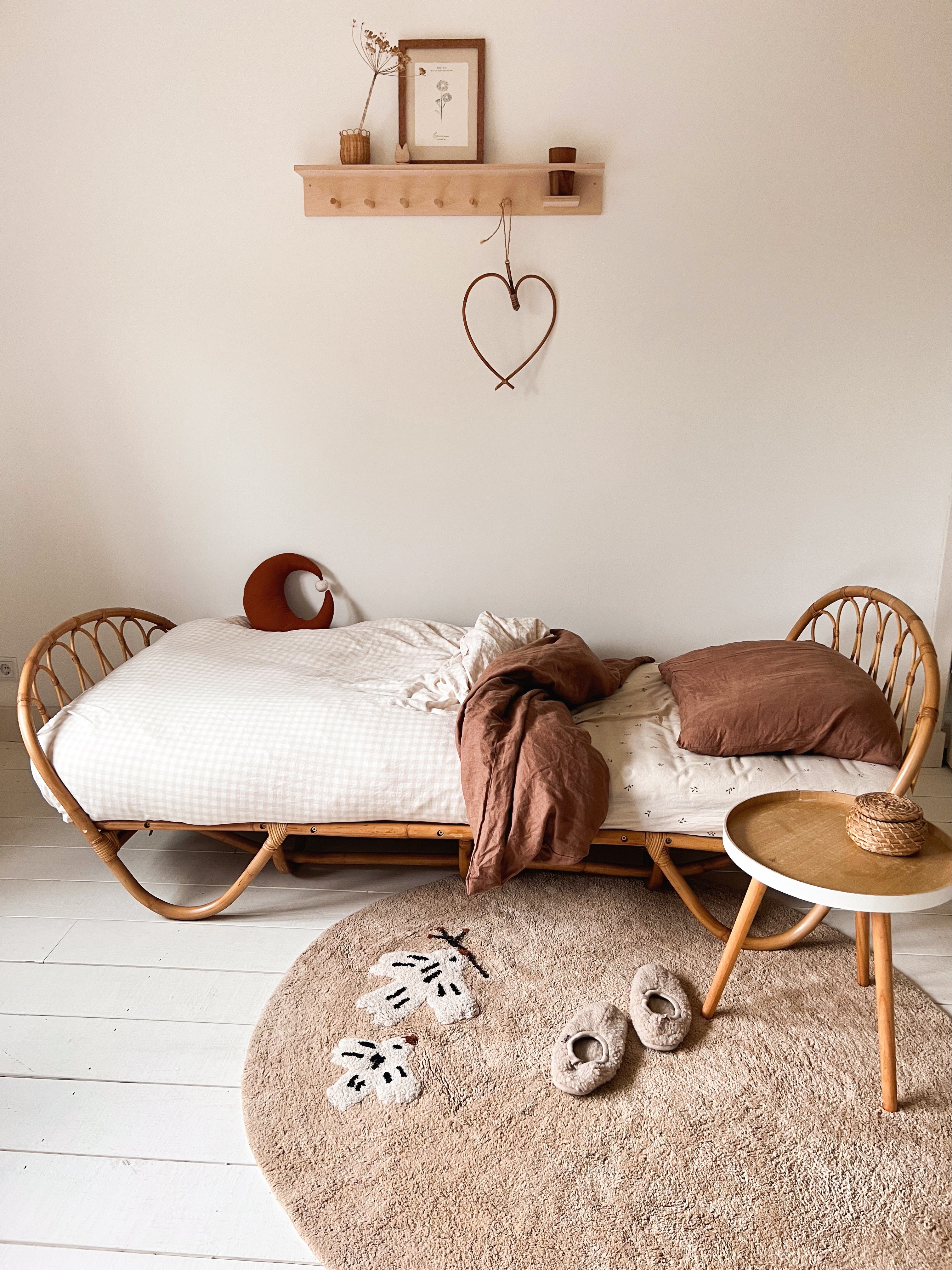 Tijdloos vloerkleed Love Birds in beige zandkleur voor unisex babykamer