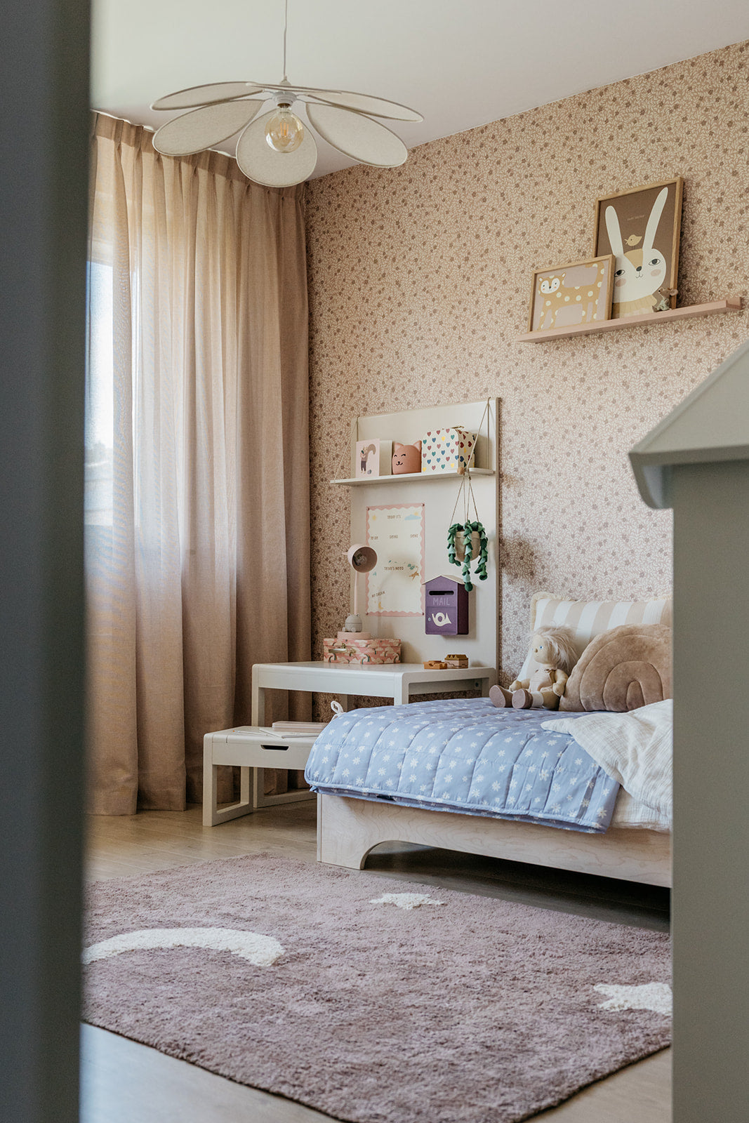 Vloerkleed roze met moon & stars patroon, ideaal voor unisex kinderkamer
