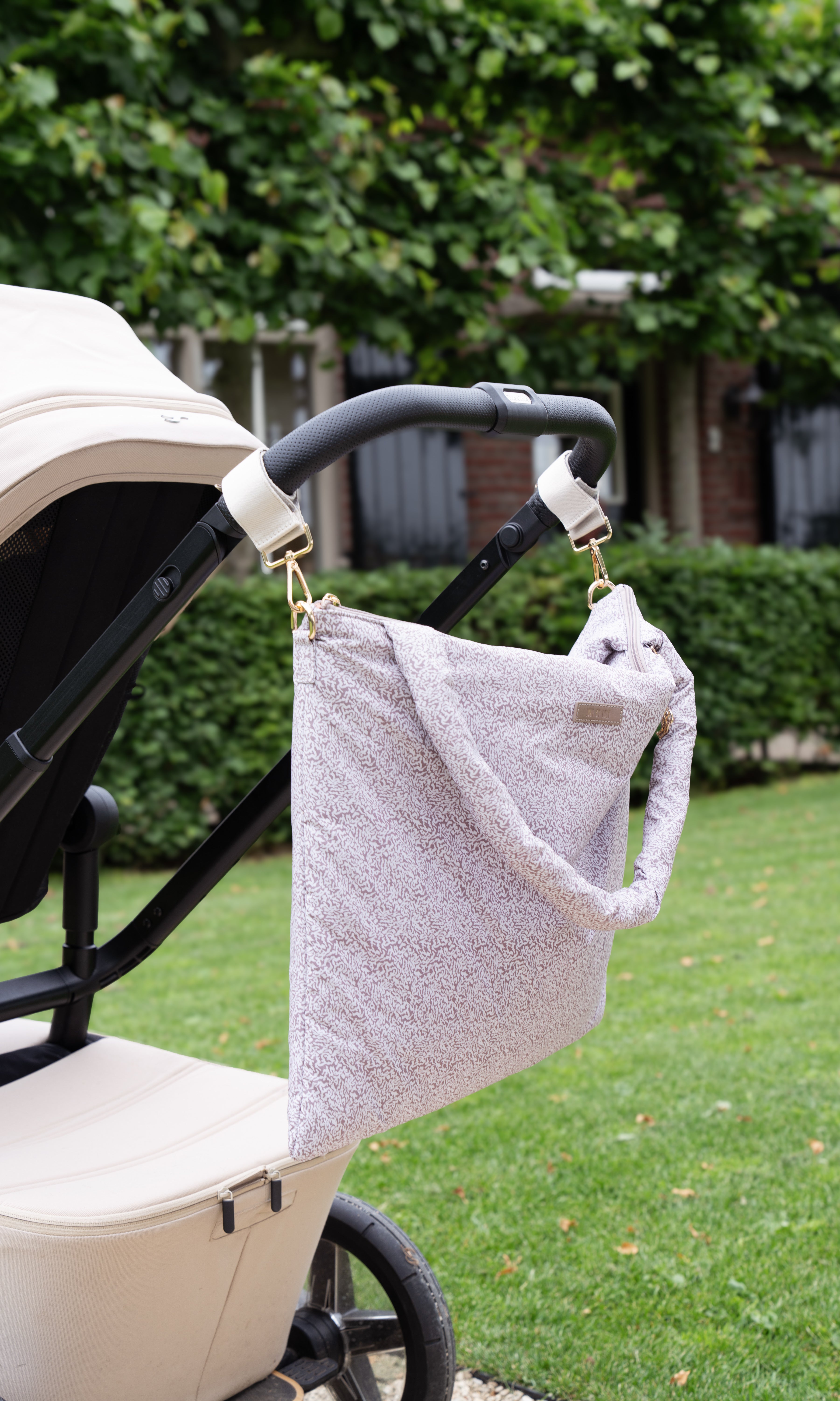 The Lily Tote – Pebble Path