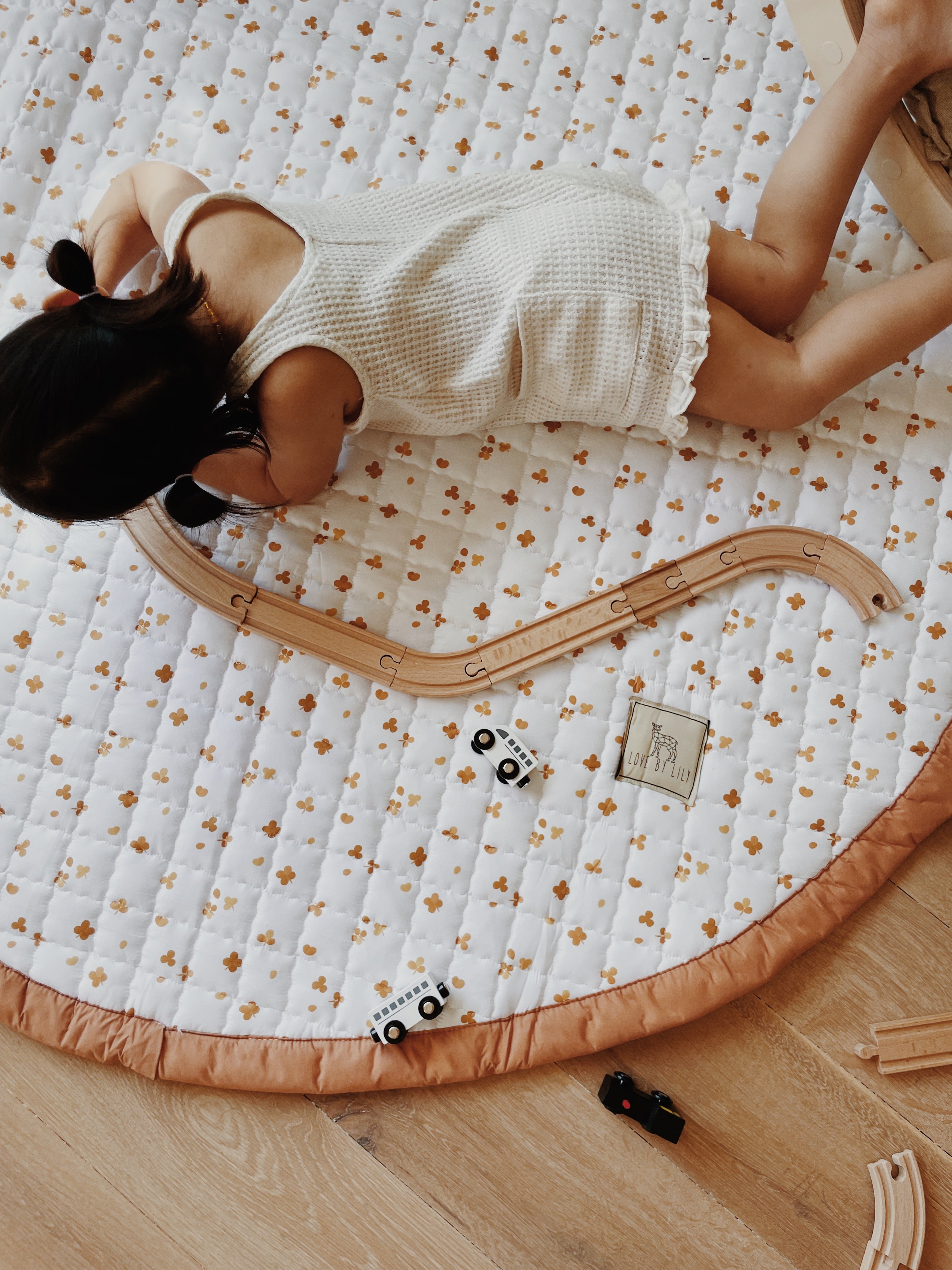 Speelmat Sunny Clovers met zachte vulling voor extra comfort tijdens het spelen.
