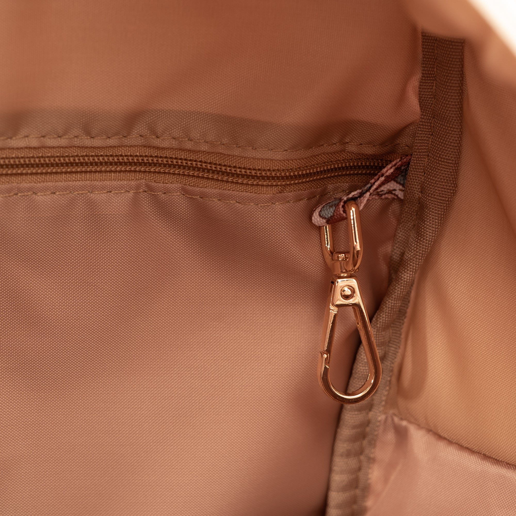Detail van de sleutelhaak in de Travel Mom Bag – houdt sleutels veilig en binnen handbereik.