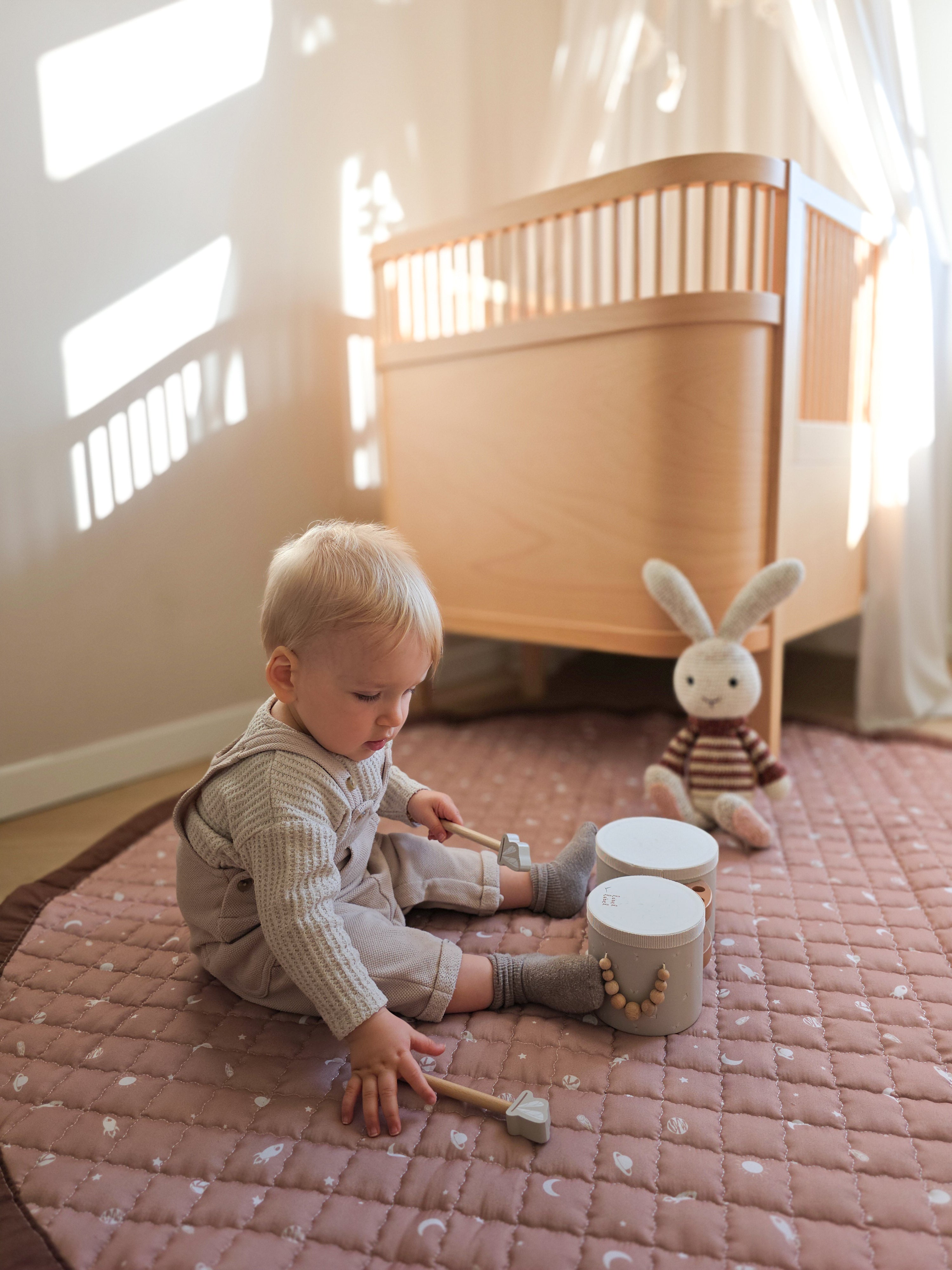 Unisex rond speelkleed met planetenprint in rustige, natuurlijke kleuren.
